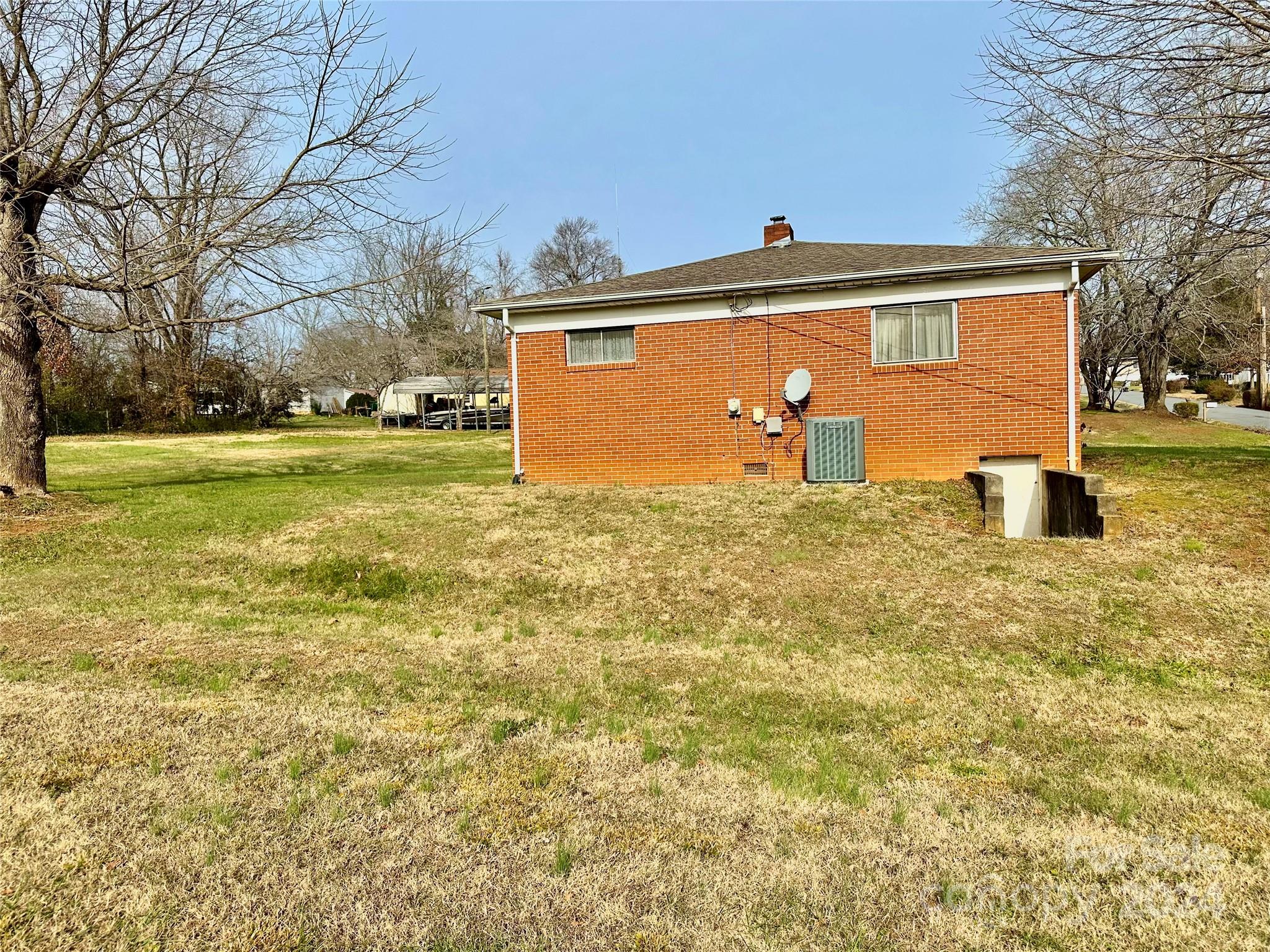 2412 Maywood Street Property Photo 3