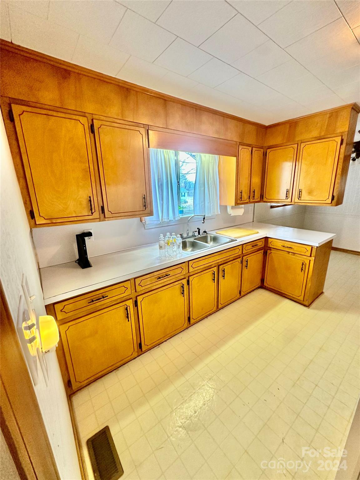 2412 Maywood Street Property Photo 11