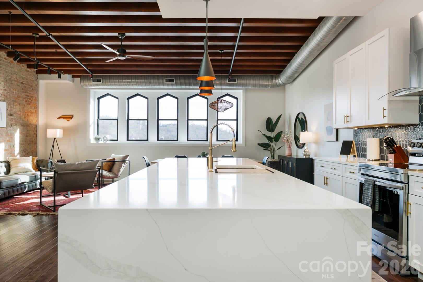 122 College Street Property Photo 6
