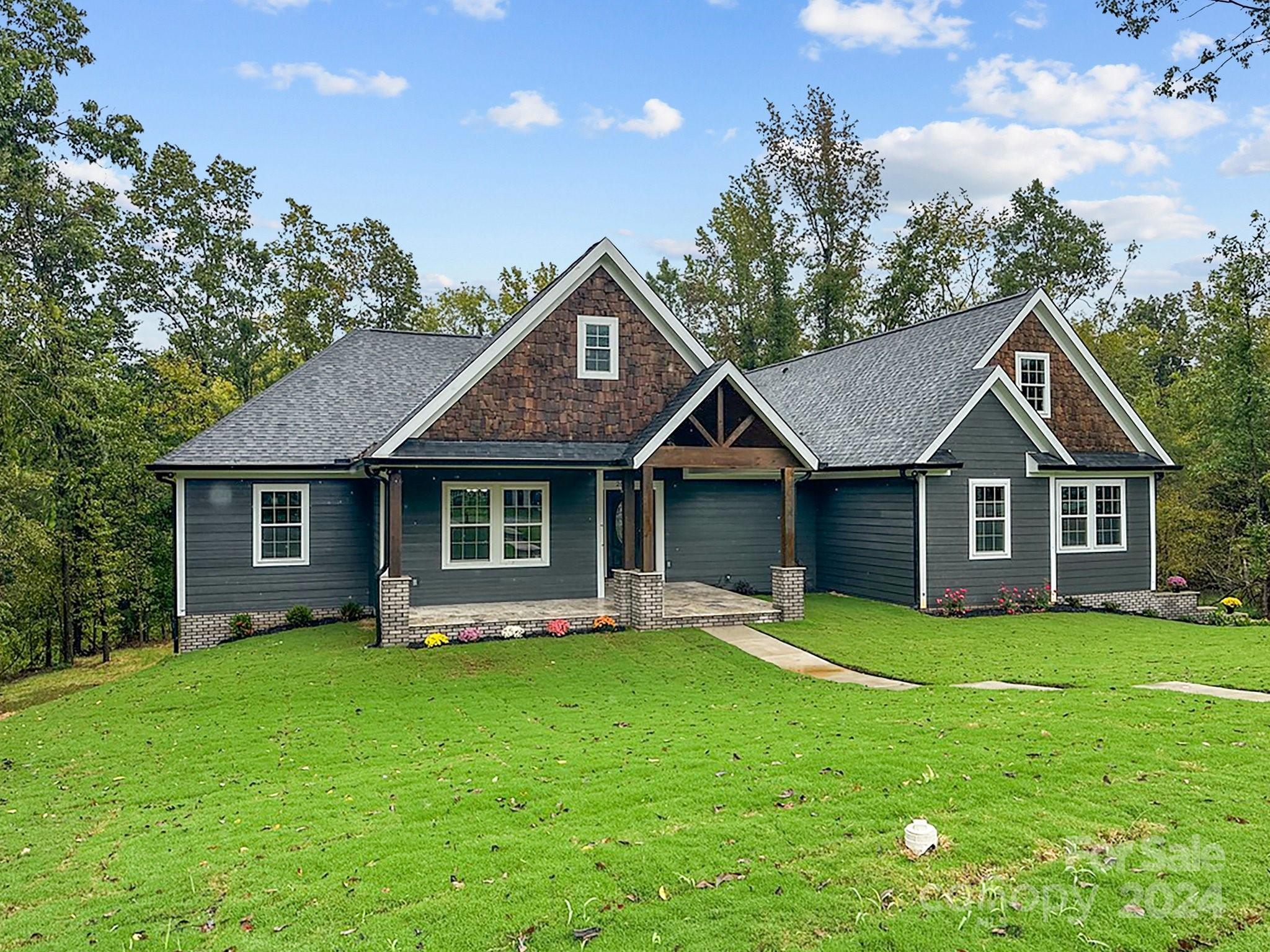 2694 Woodcrest Drive Property Photo 3
