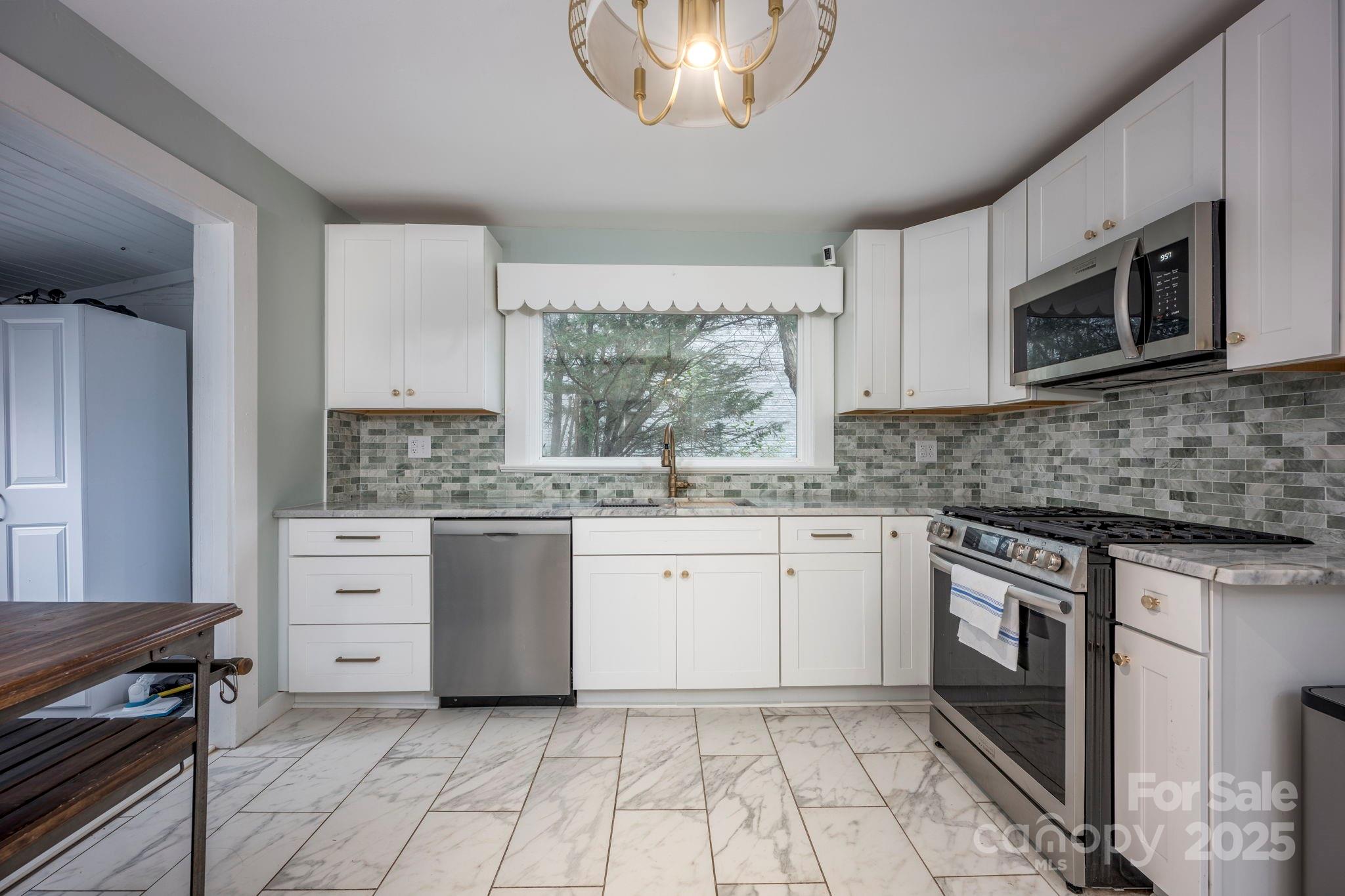 333 W Wilson Avenue Property Photo 6