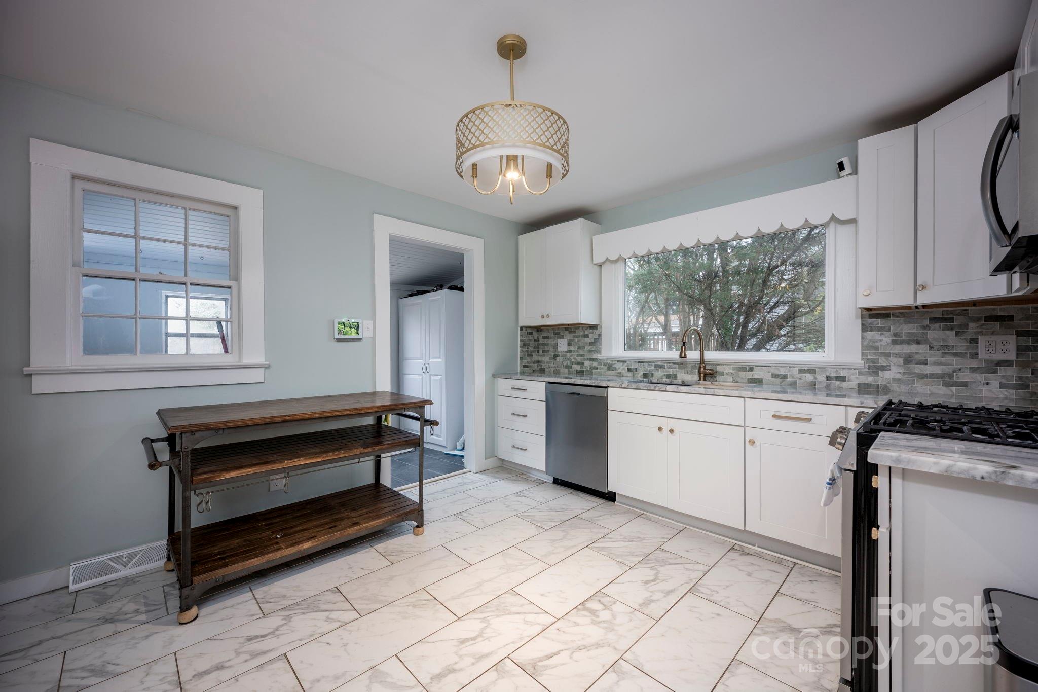 333 W Wilson Avenue Property Photo 7