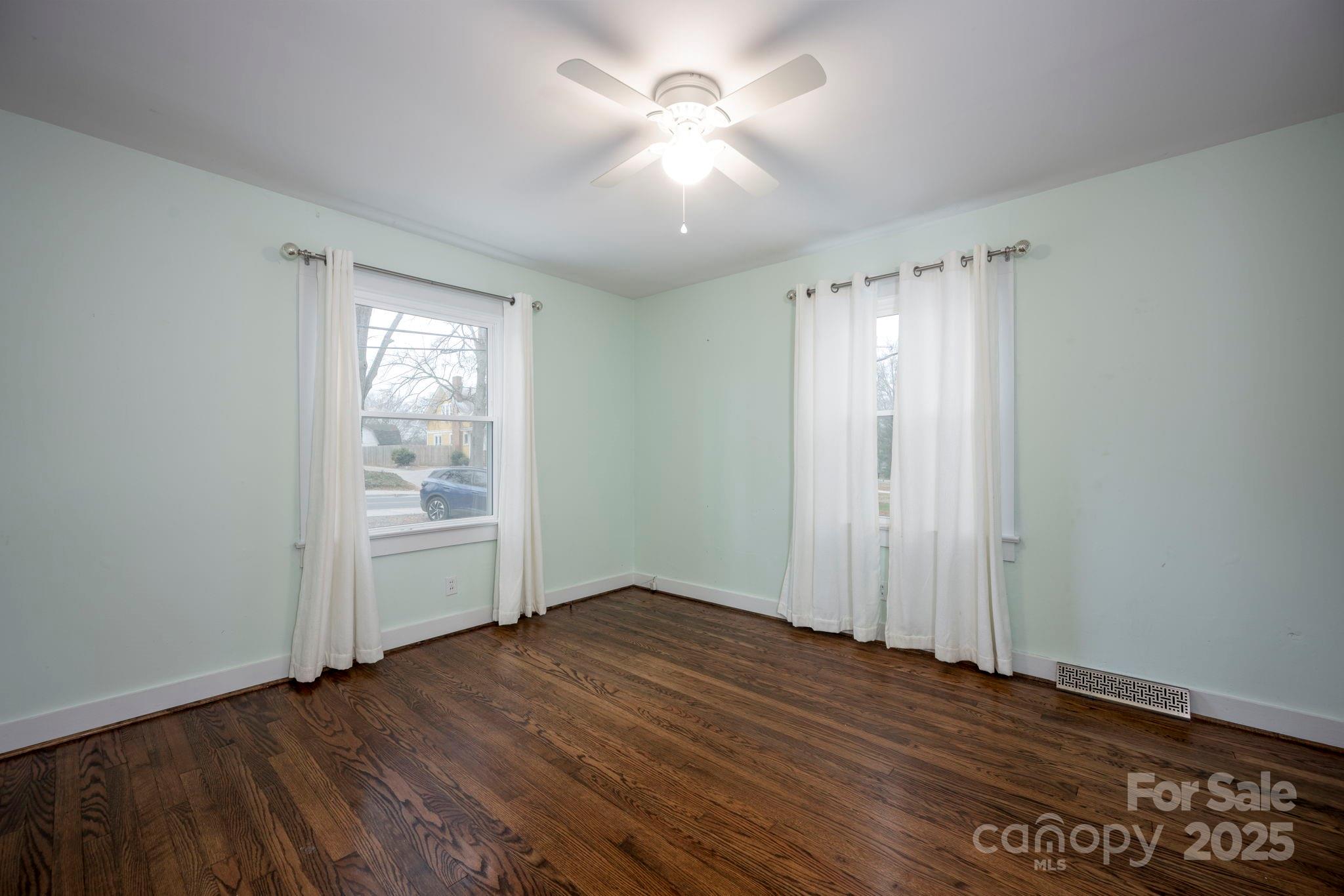 333 W Wilson Avenue Property Photo 20