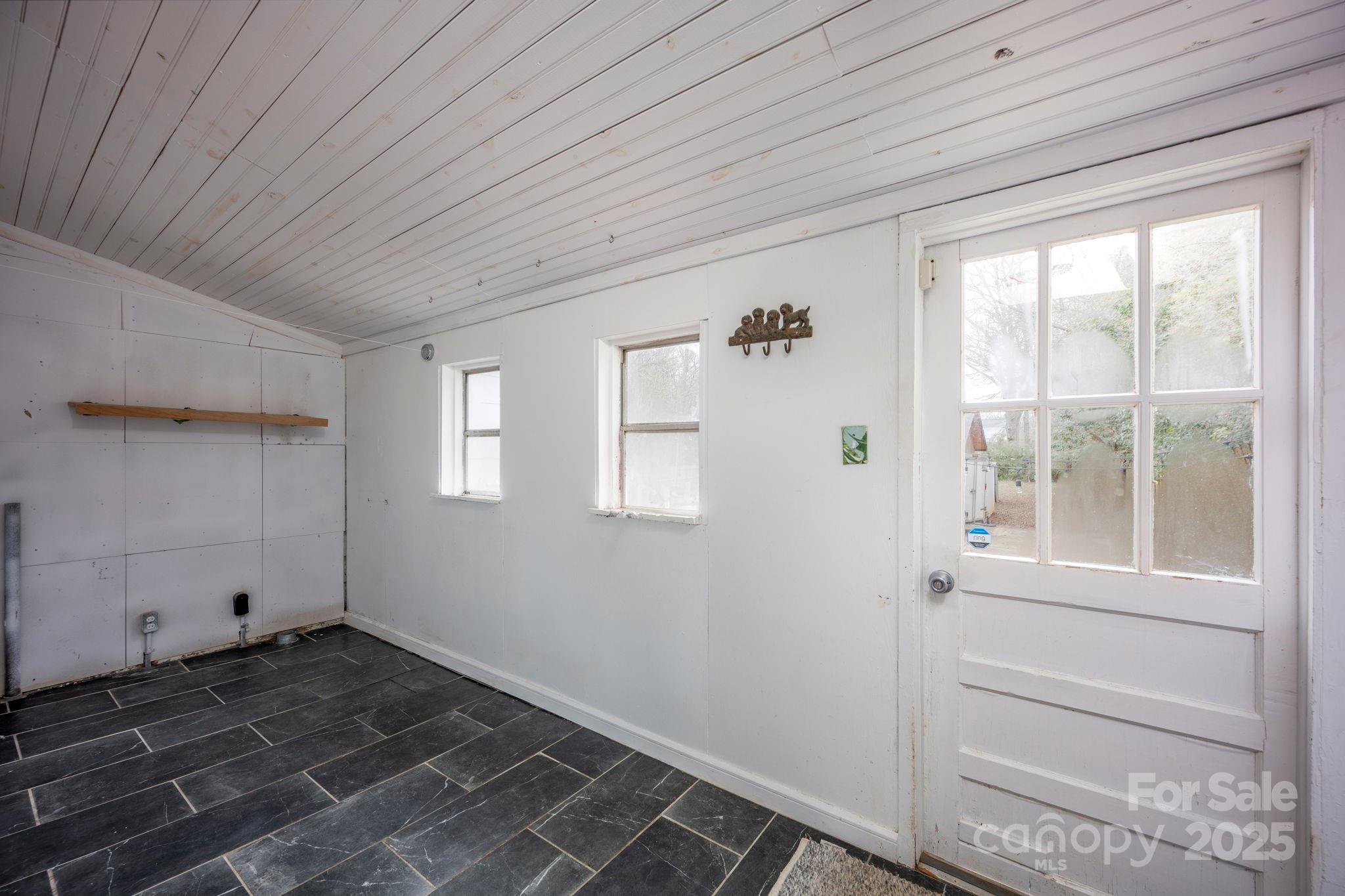 333 W Wilson Avenue Property Photo 23