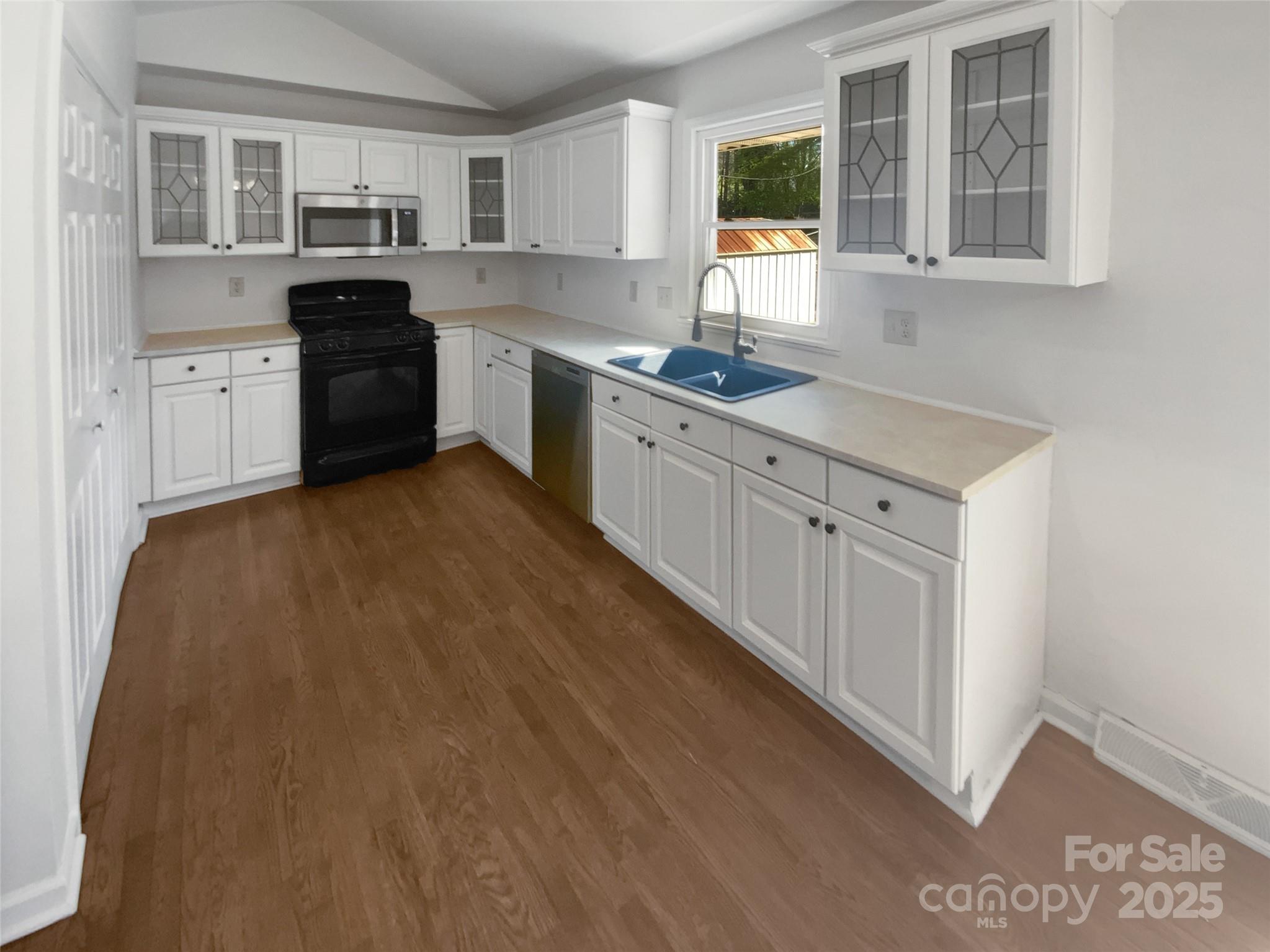 2823 Edsel Place Property Photo 6