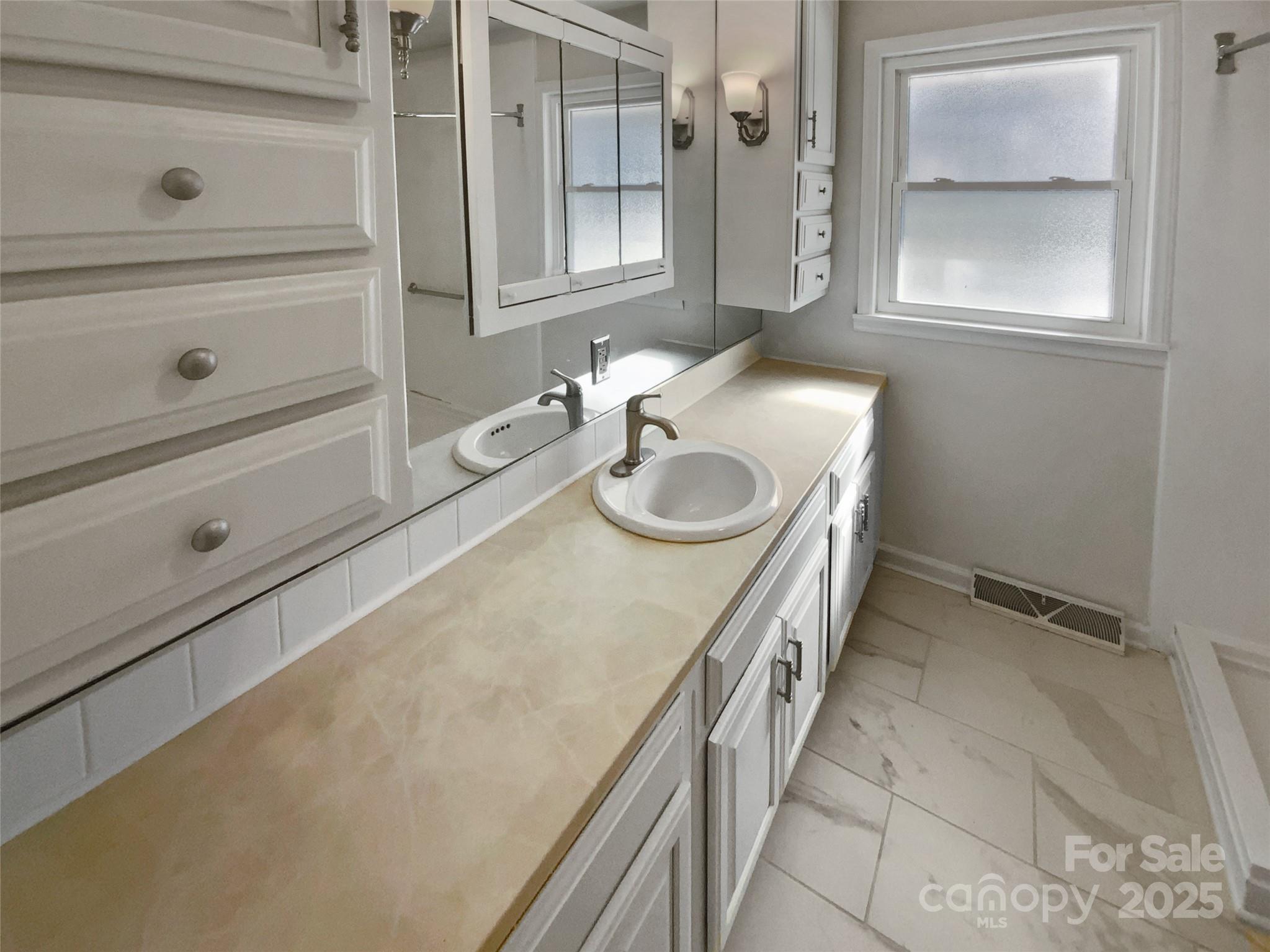 2823 Edsel Place Property Photo 7