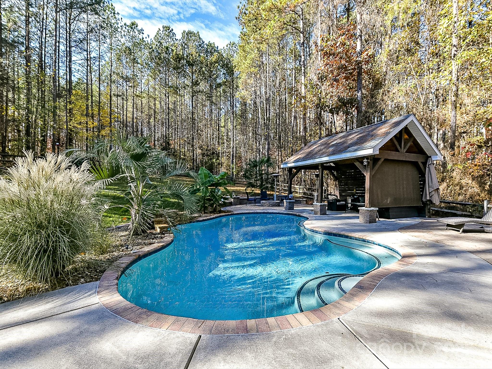 250 Kenway Loop Property Photo