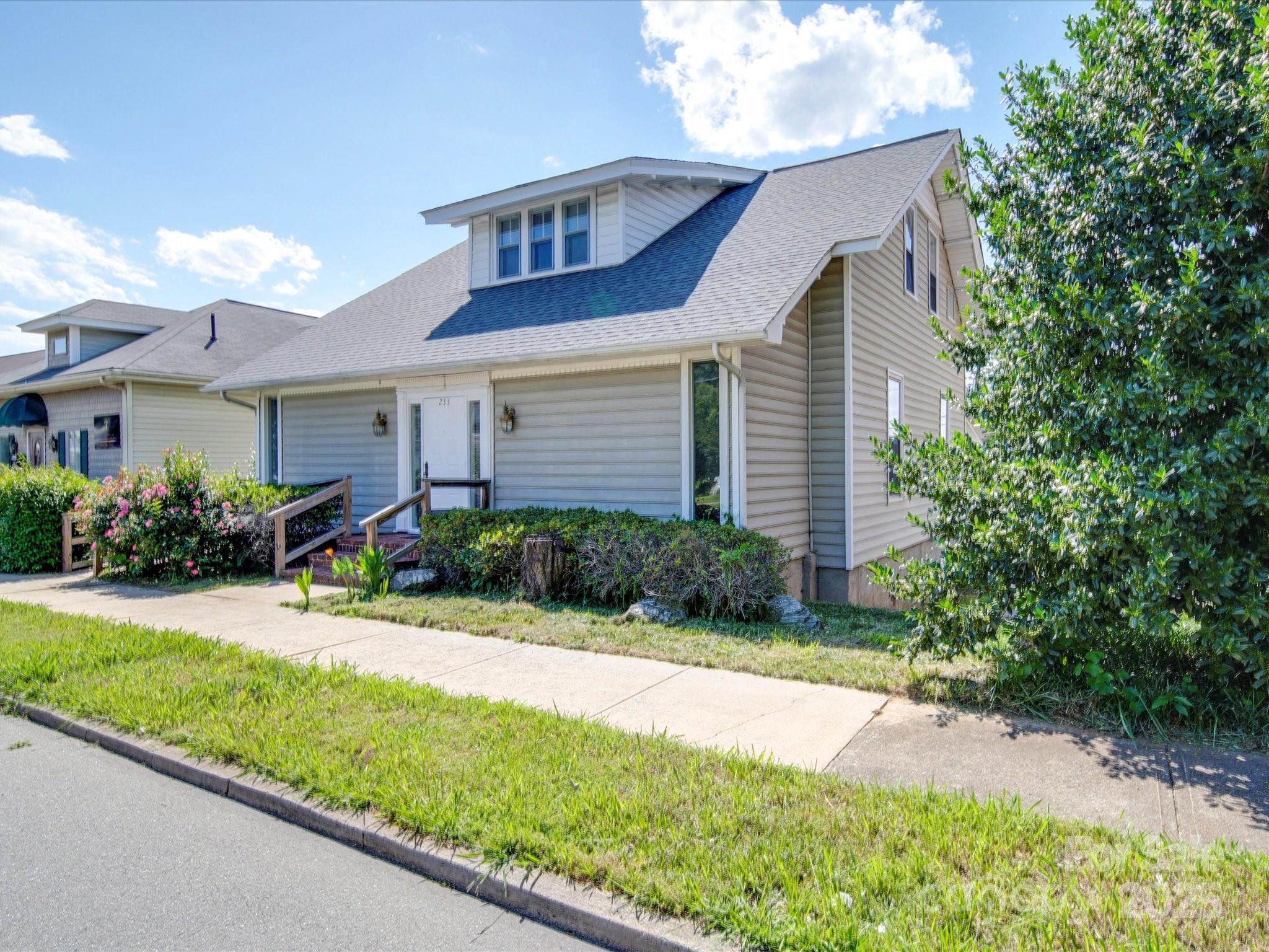 233 Davie Avenue Property Photo