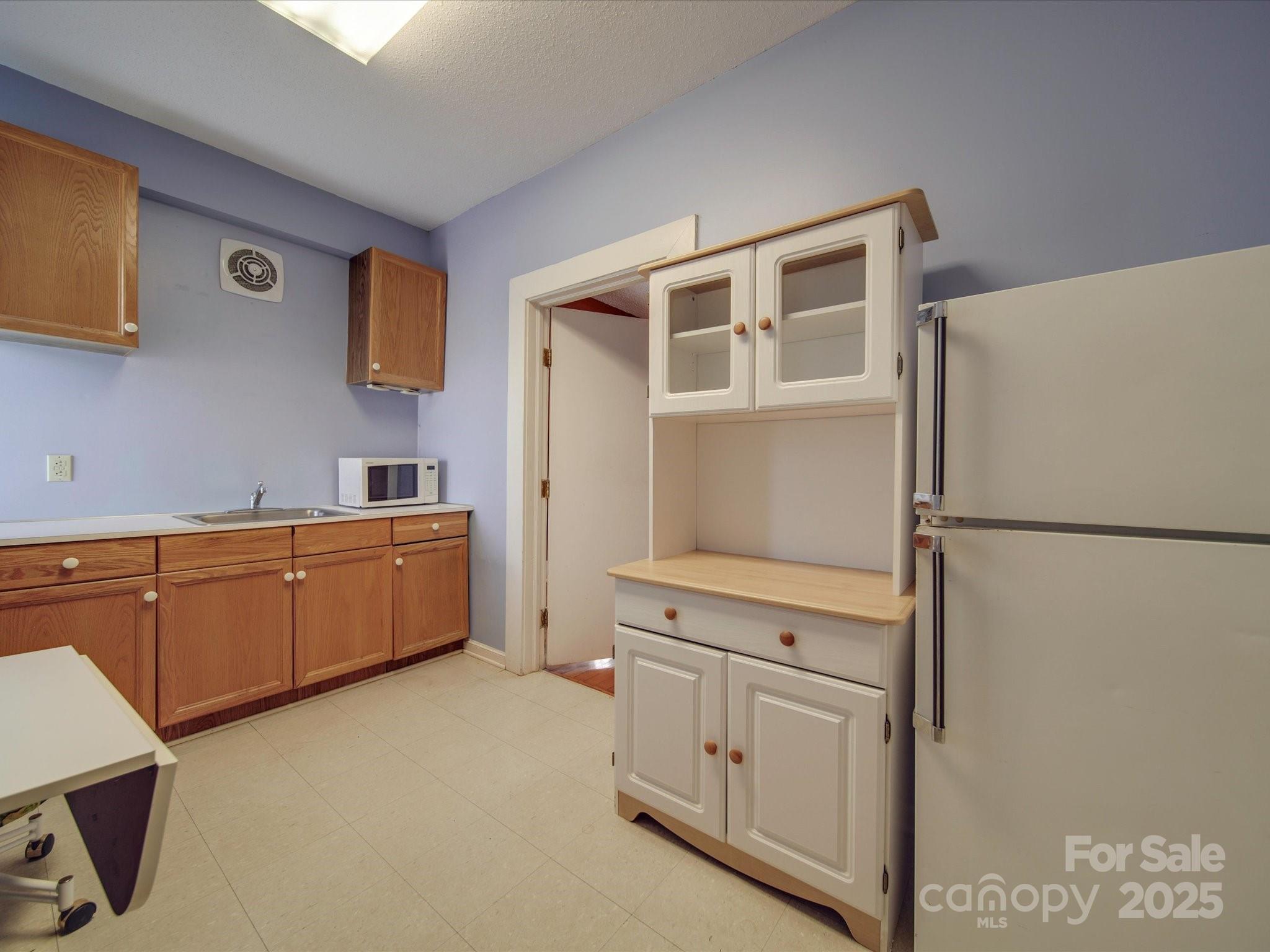 233 Davie Avenue Property Photo 7