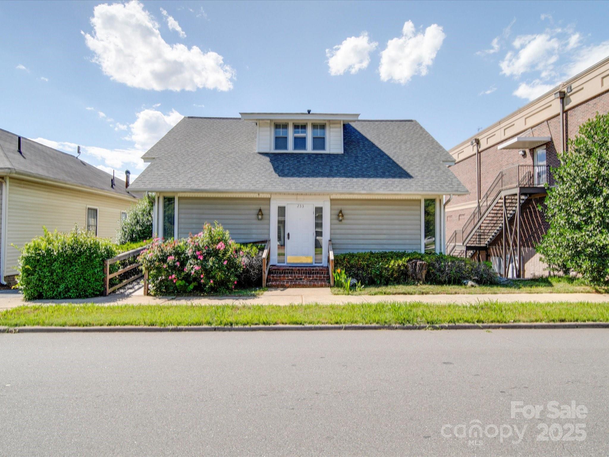 233 Davie Avenue Property Photo 48