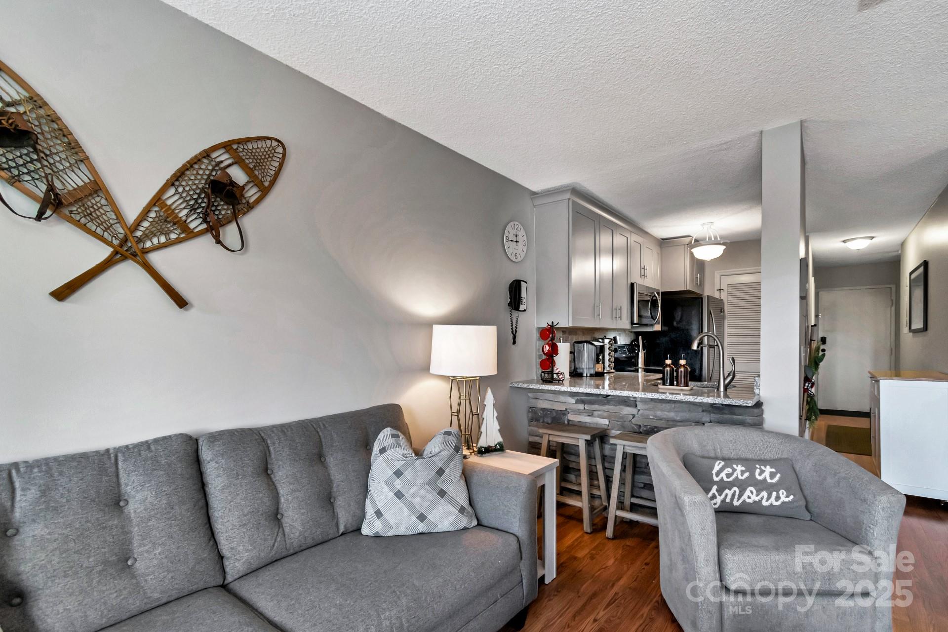 301 Pinnacle Inn Road 1215 Property Photo 17