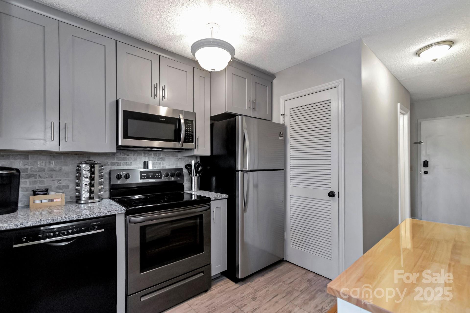 301 Pinnacle Inn Road 1215 Property Photo 22