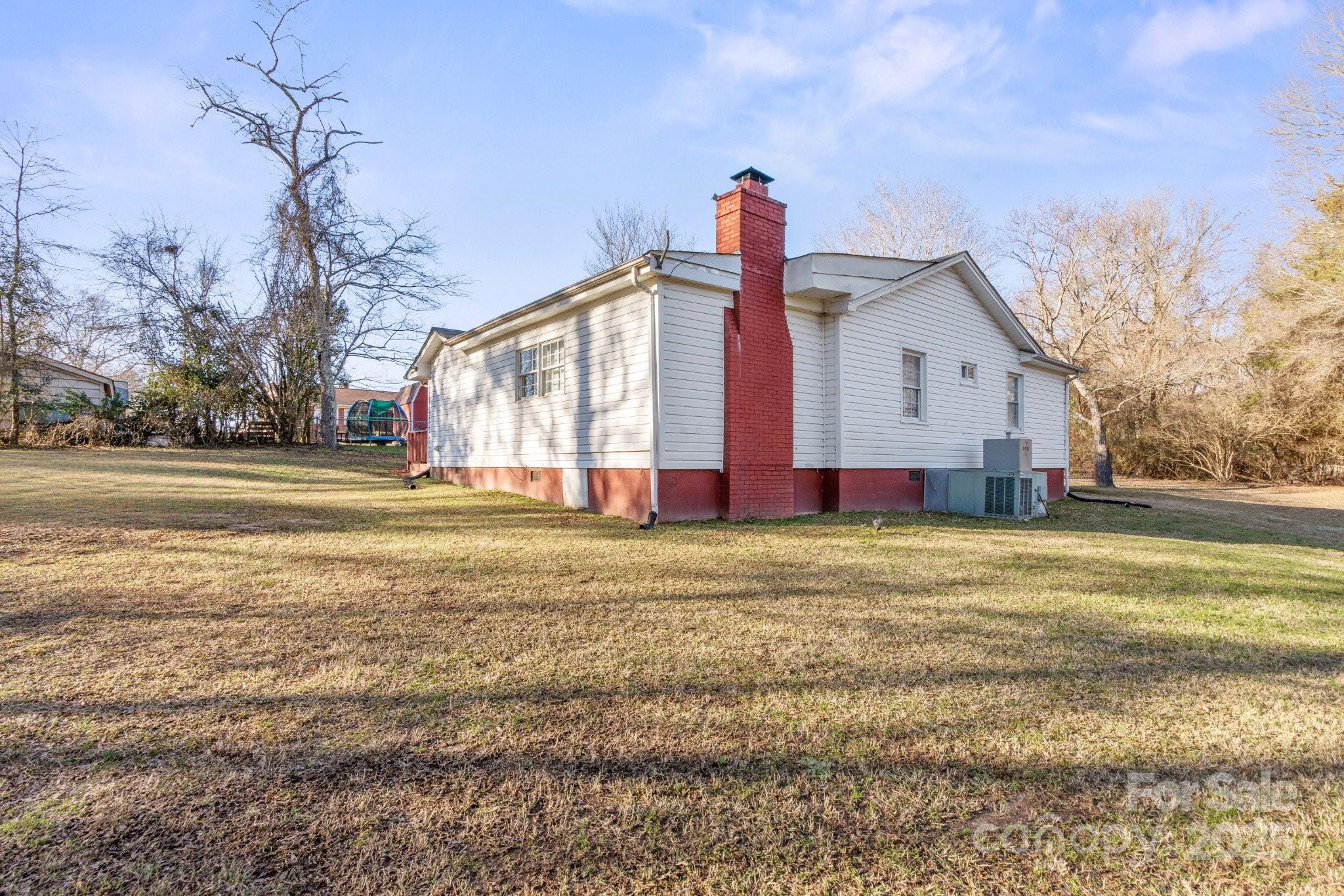 1028 White Lane Property Photo 5