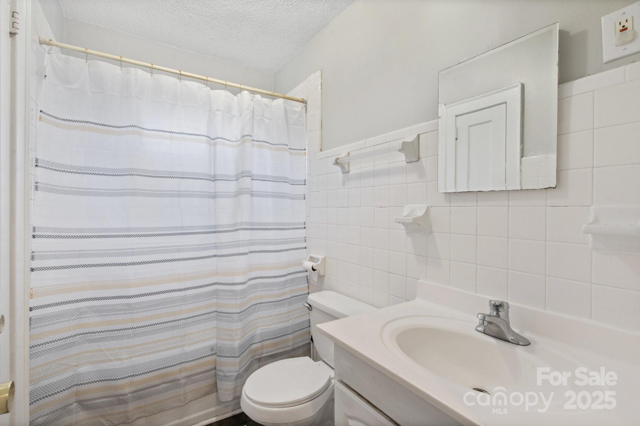 1028 White Lane Property Photo 19