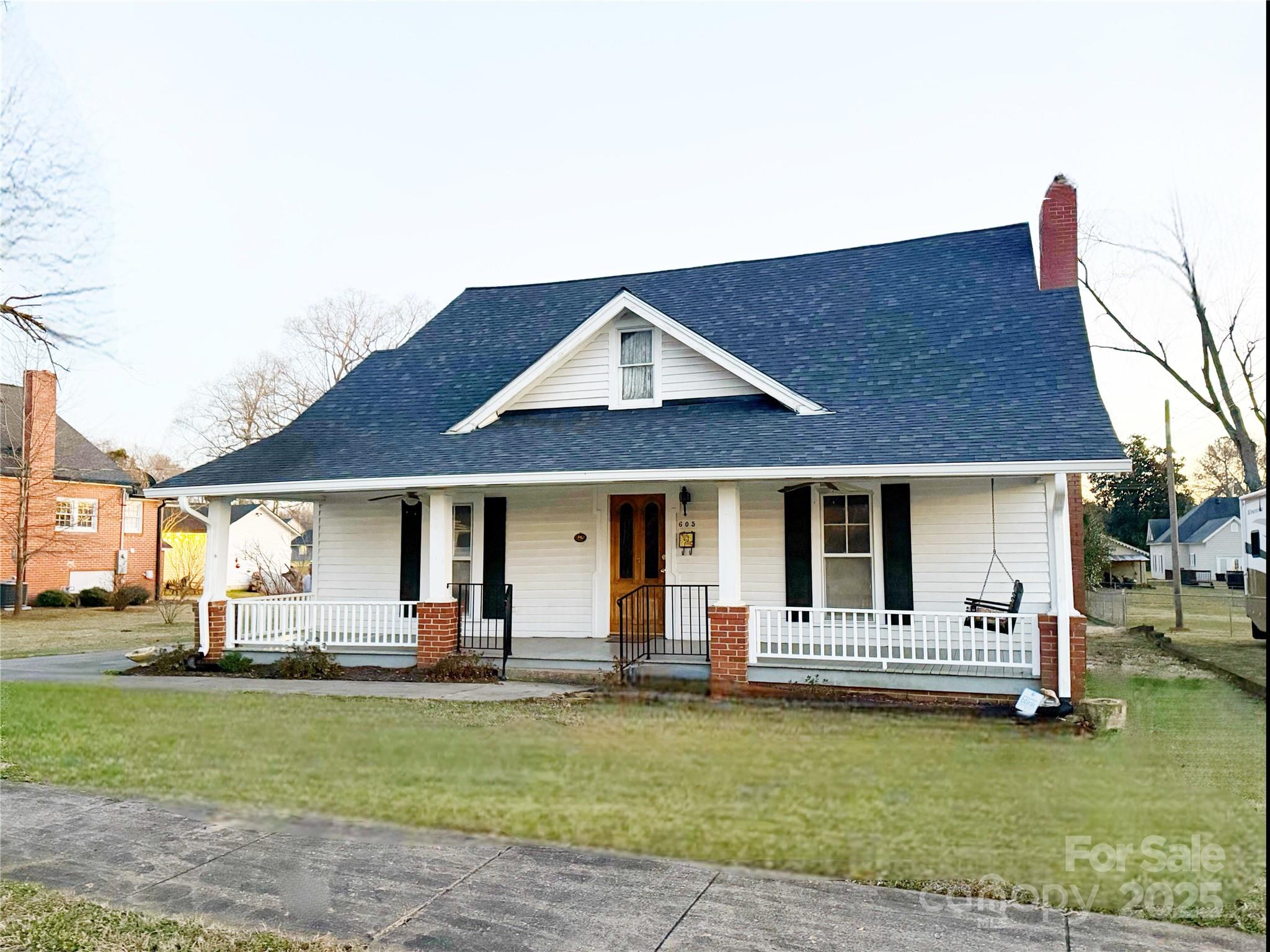 605 W Mountain Street Property Photo