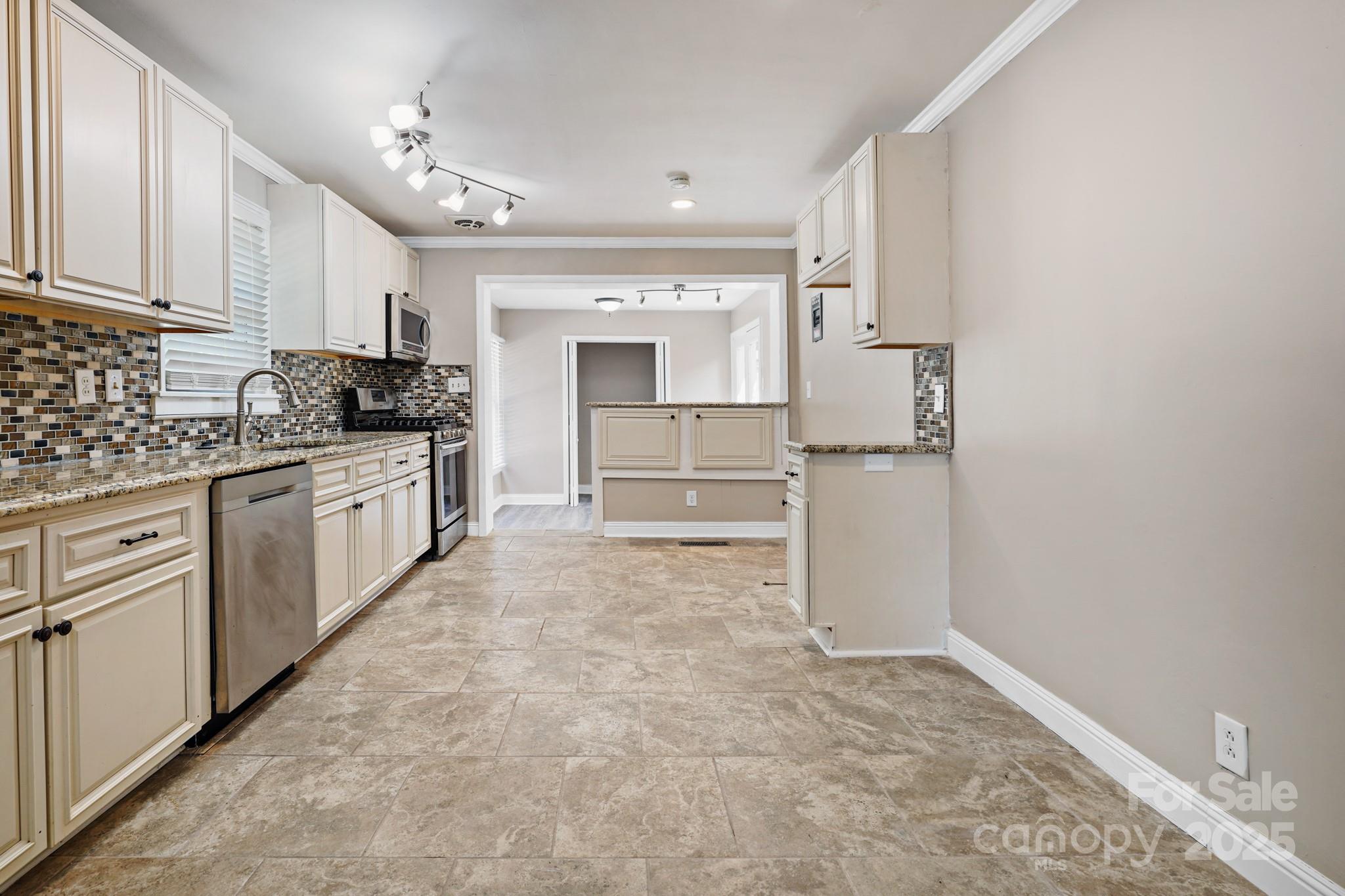 2830 Royston Road Property Photo 3