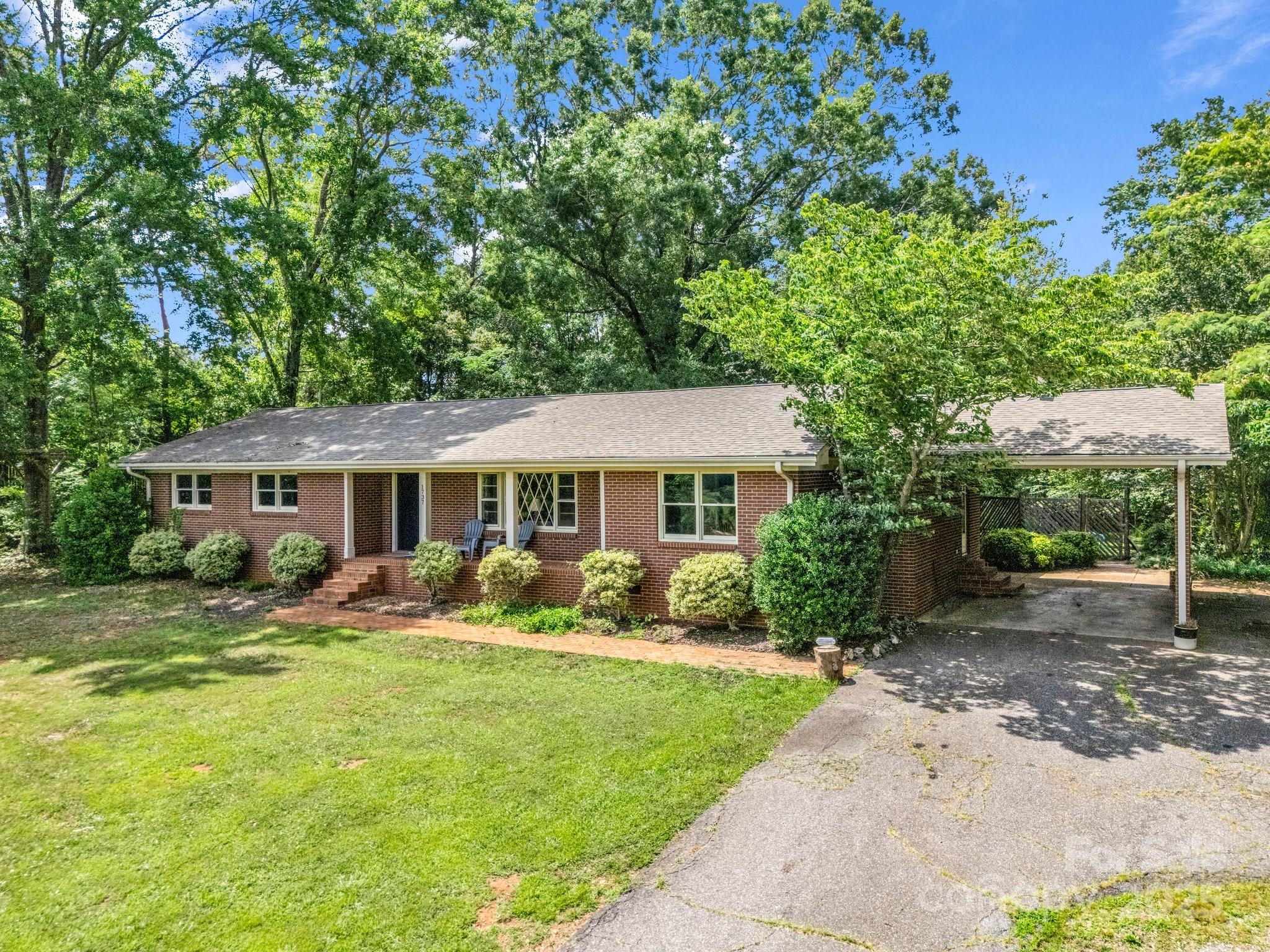 1737 Whitesides Road Property Photo 1