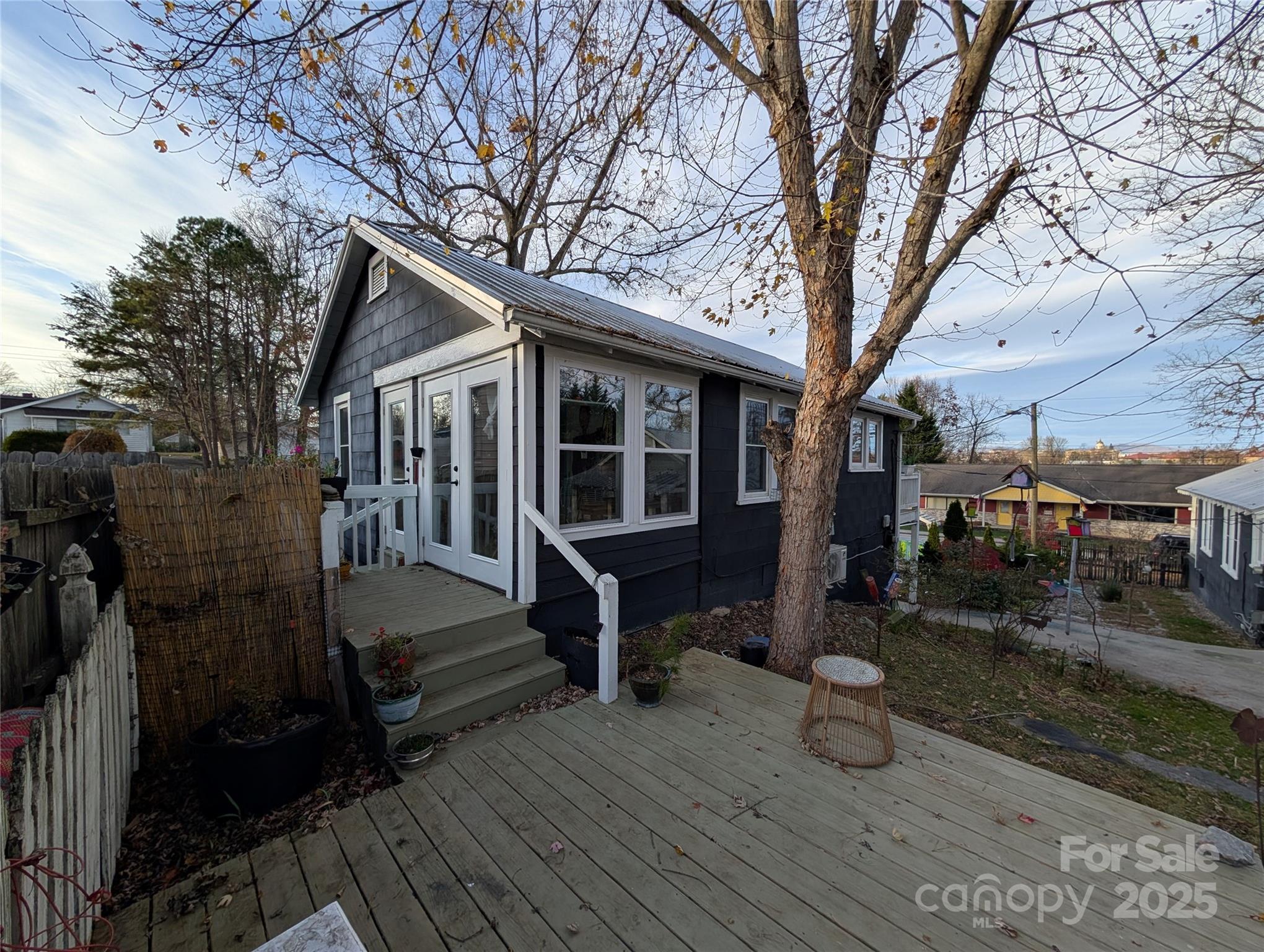 302 Davis Street Property Photo 10