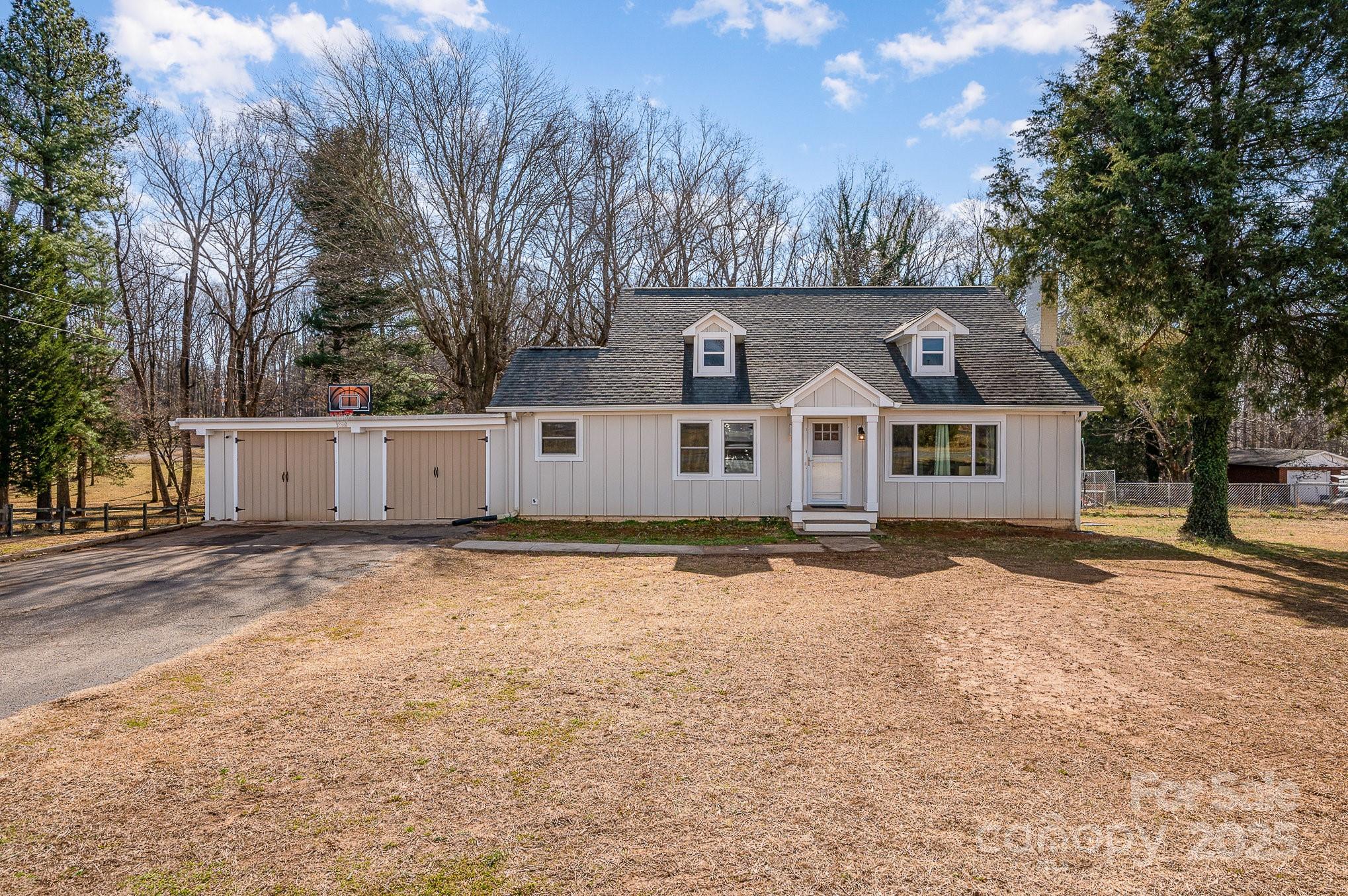 2752 Peachtree Road Property Photo