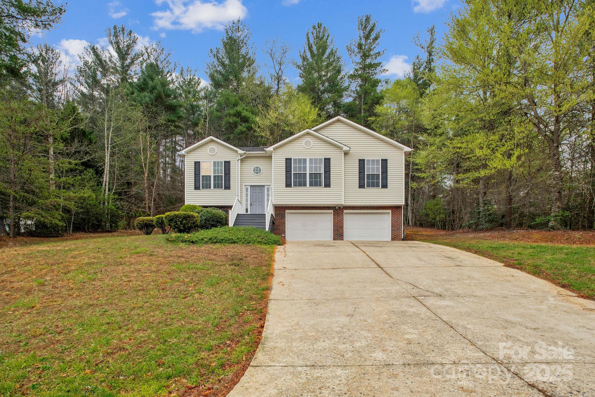 240 Doe Run Property Photo