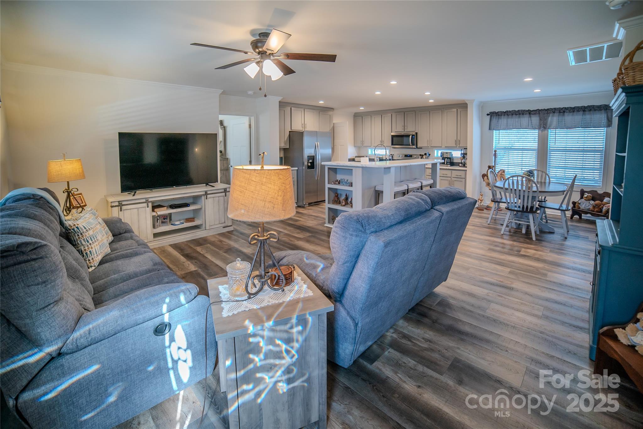 413 London Street Property Photo 6