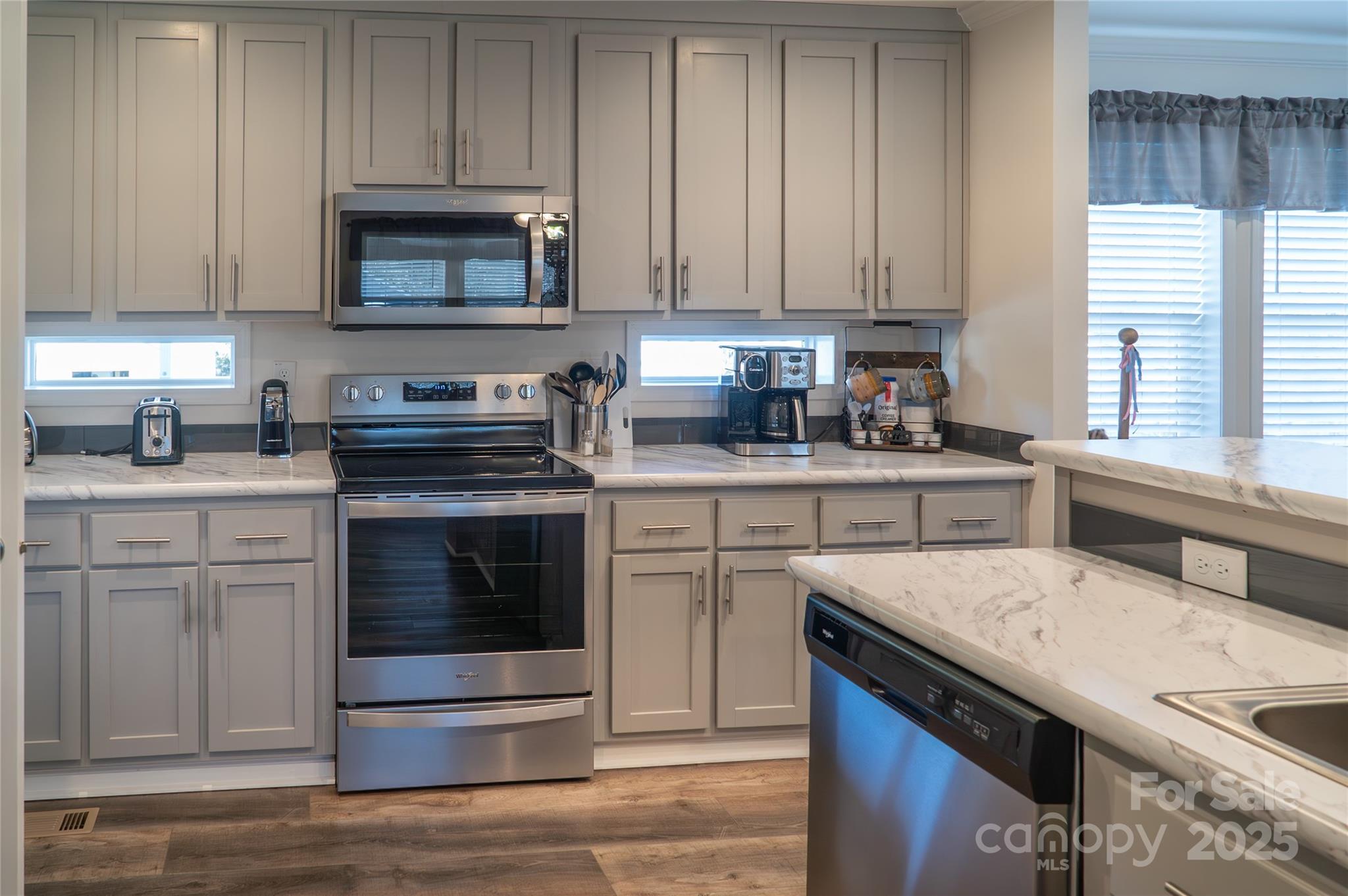 413 London Street Property Photo 10