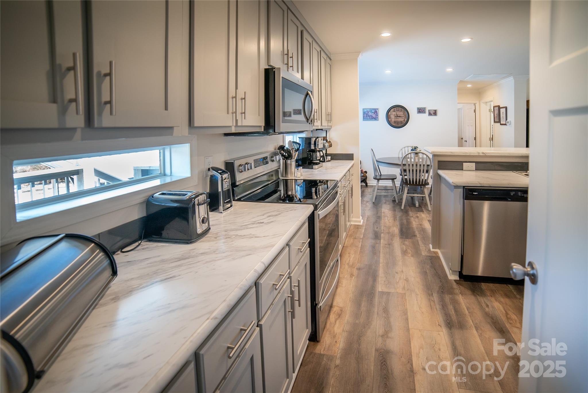 413 London Street Property Photo 11