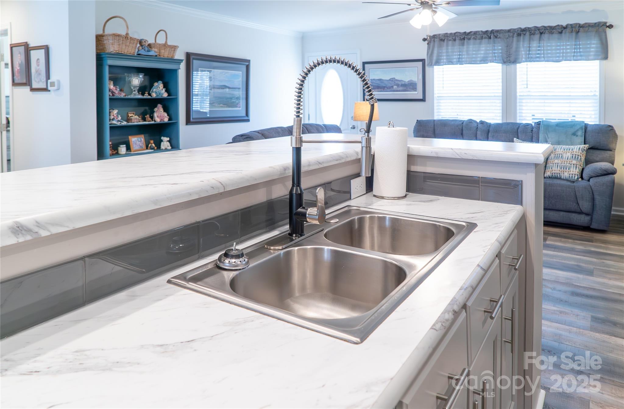 413 London Street Property Photo 12