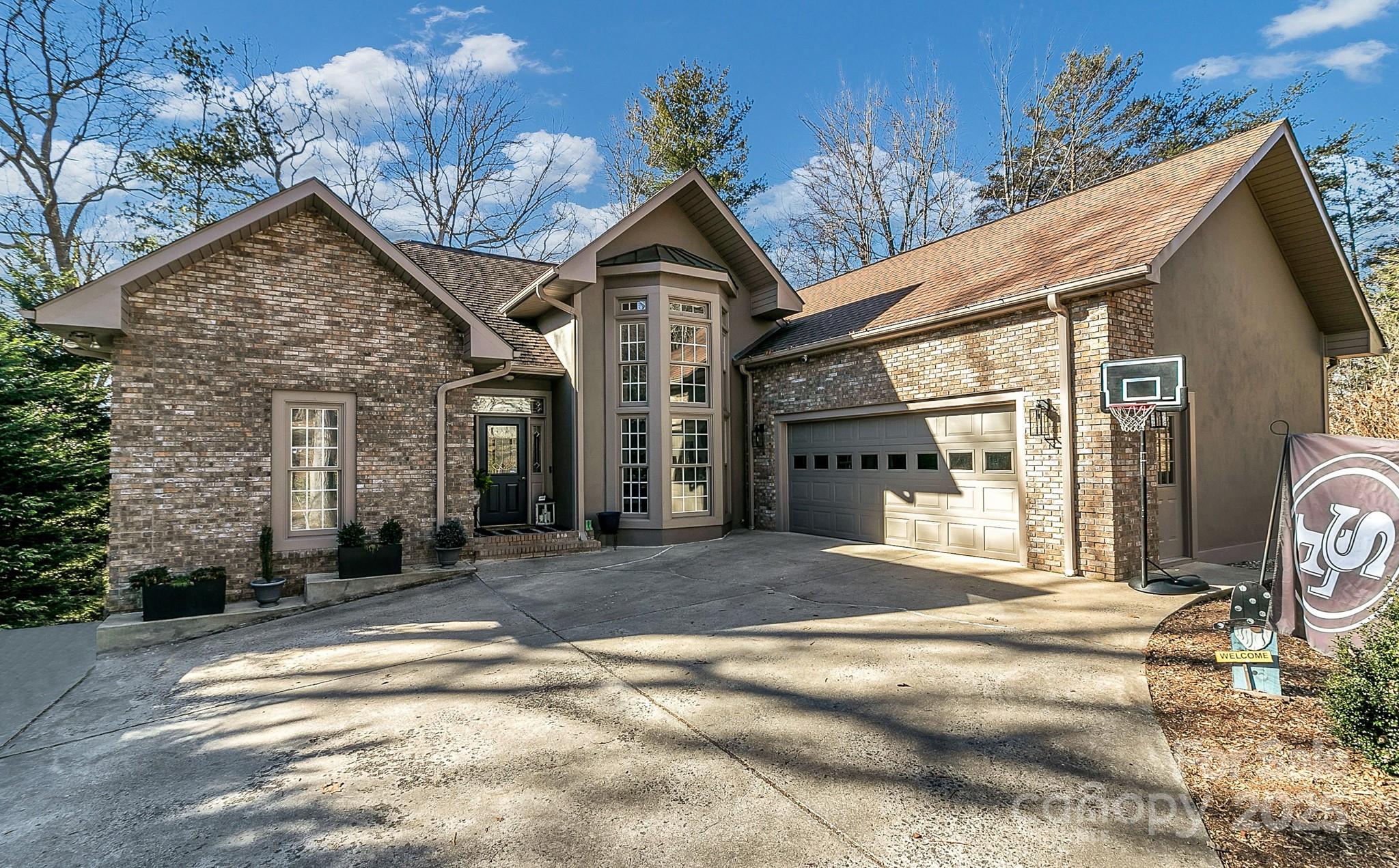 1129 New Castle Court Property Photo