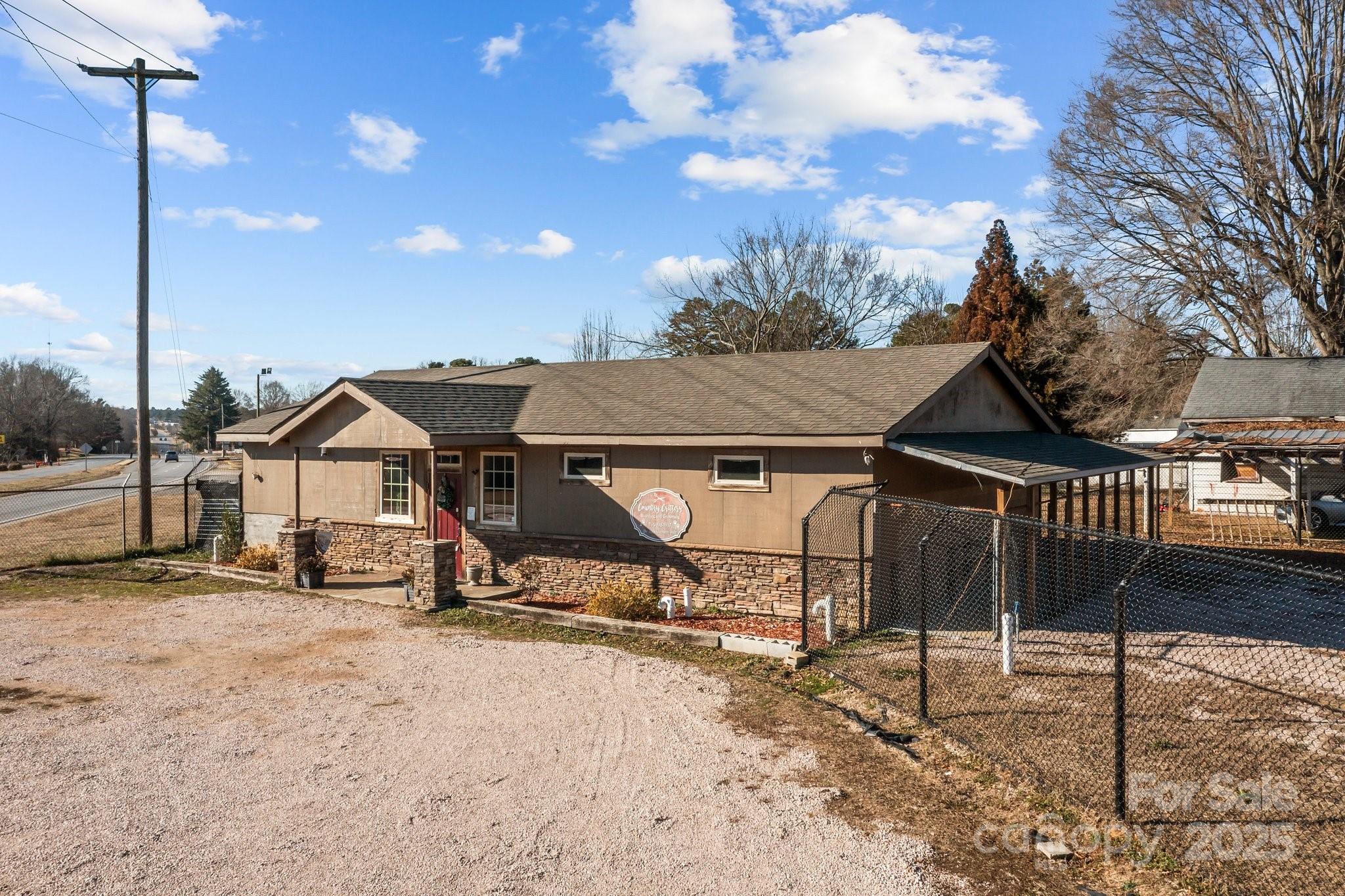 814 E Mills Drive Property Photo