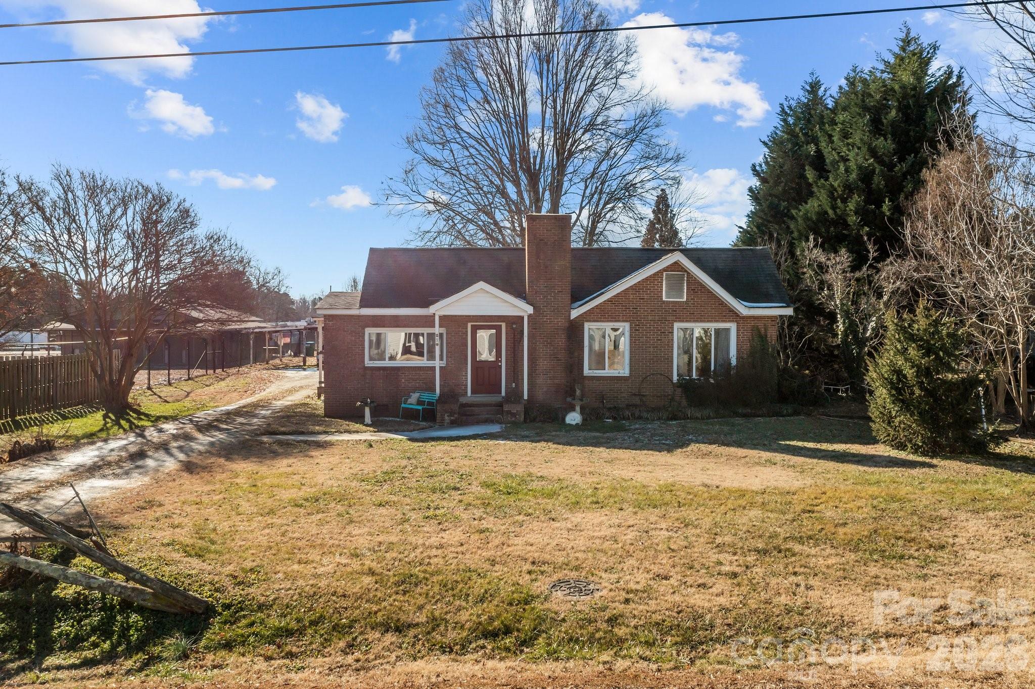 814 E Mills Drive Property Photo 2