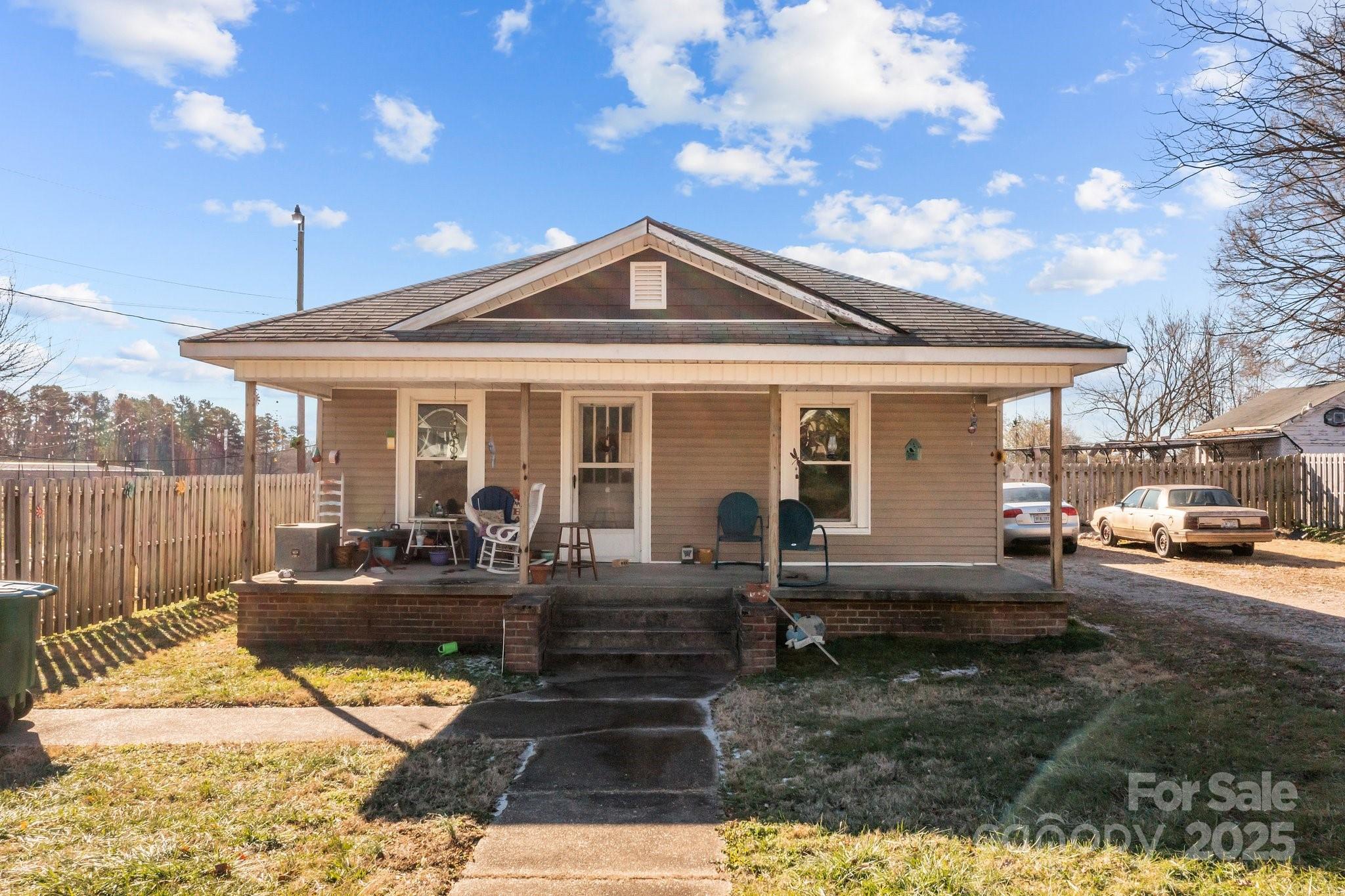 814 E Mills Drive Property Photo 3