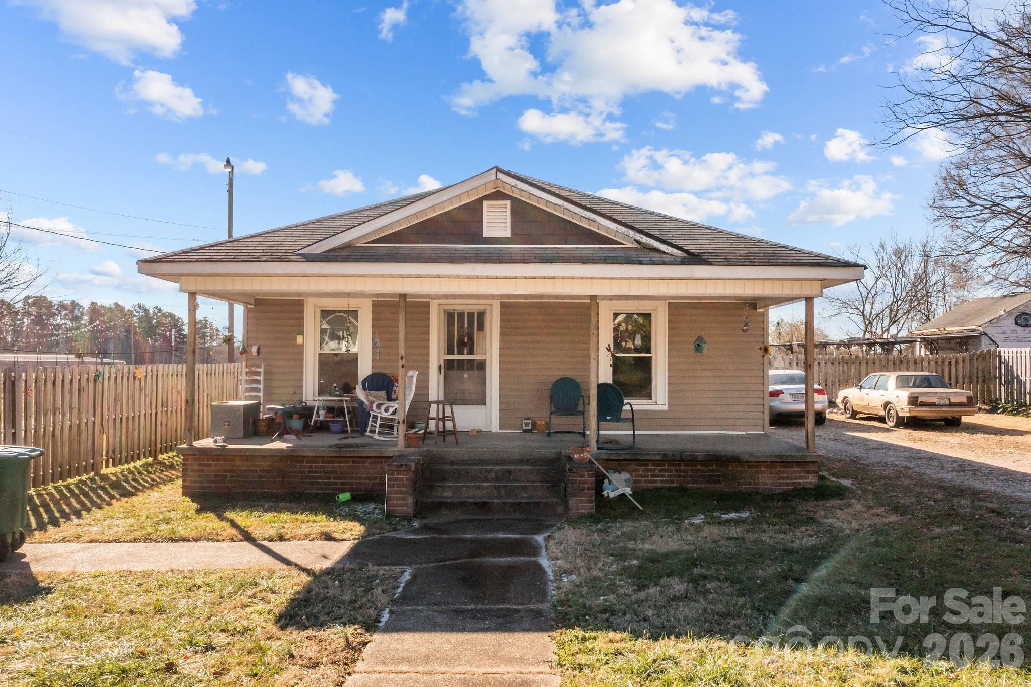 814 E Mills Drive Property Photo 3
