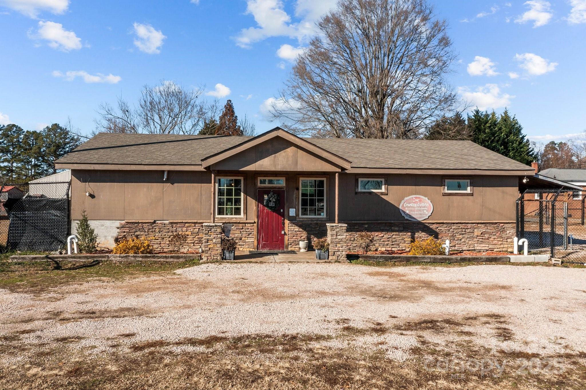 814 E Mills Drive Property Photo 6