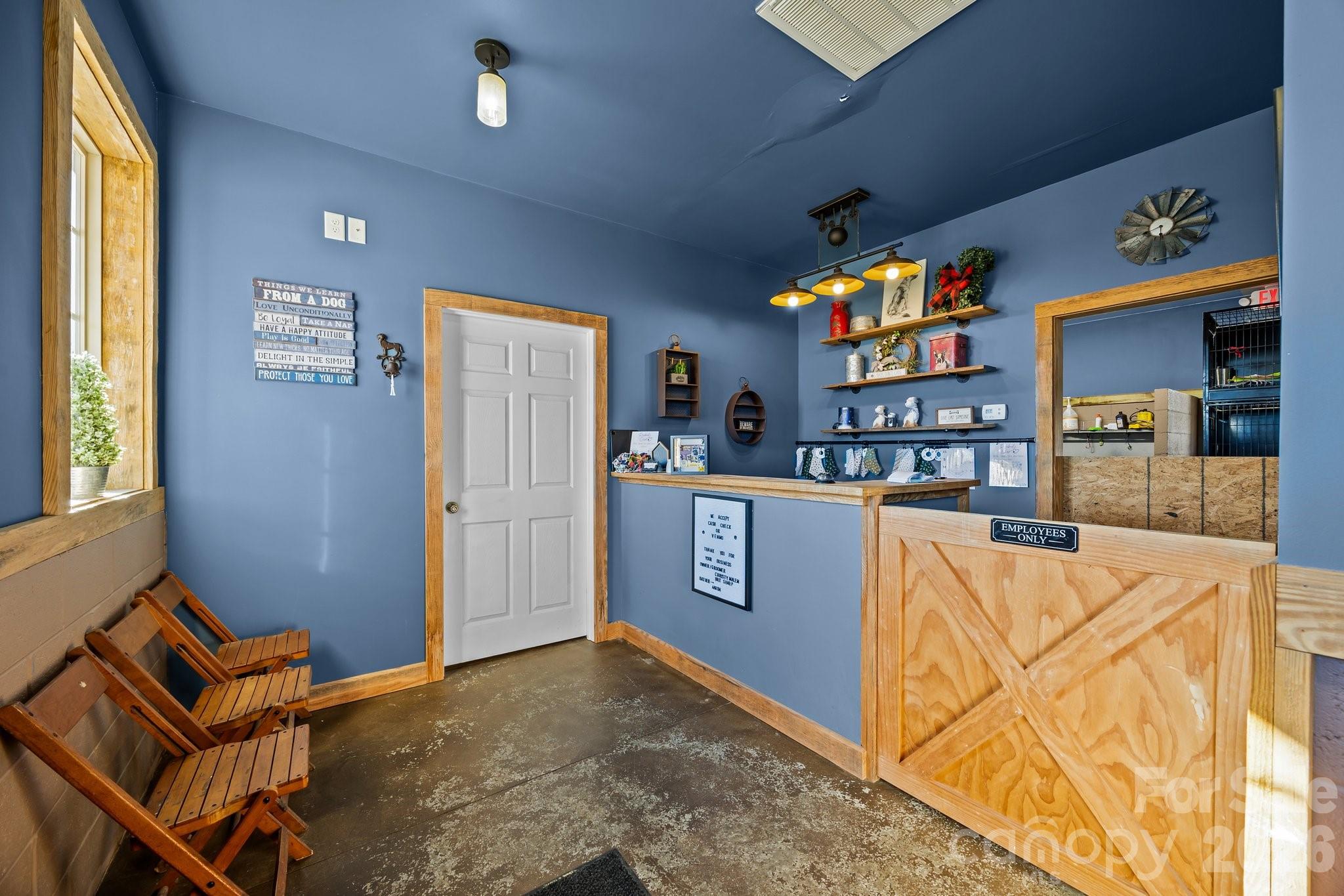 814 E Mills Drive Property Photo 7