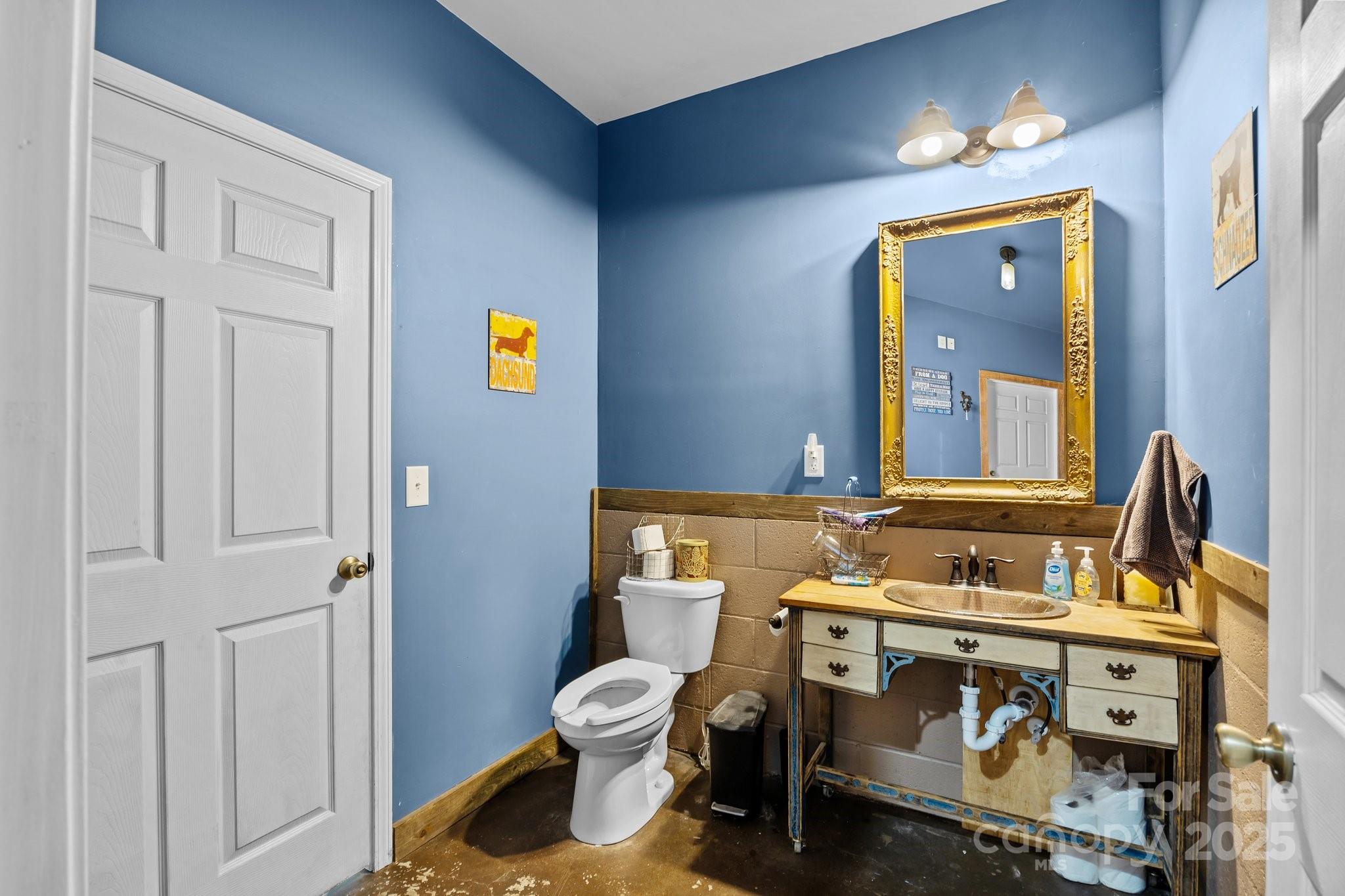 814 E Mills Drive Property Photo 12