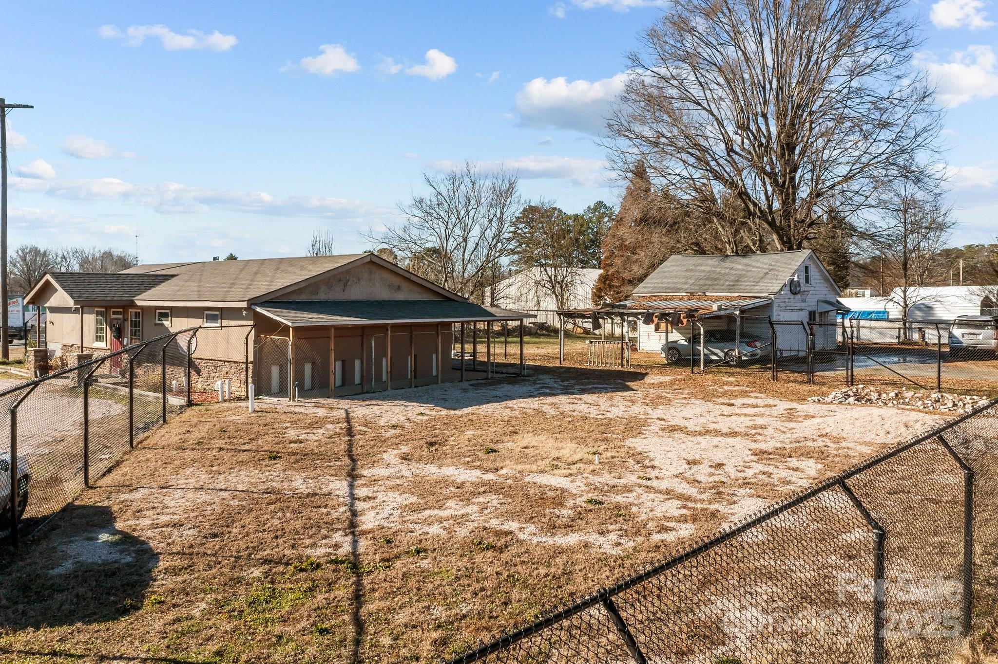 814 E Mills Drive Property Photo 15