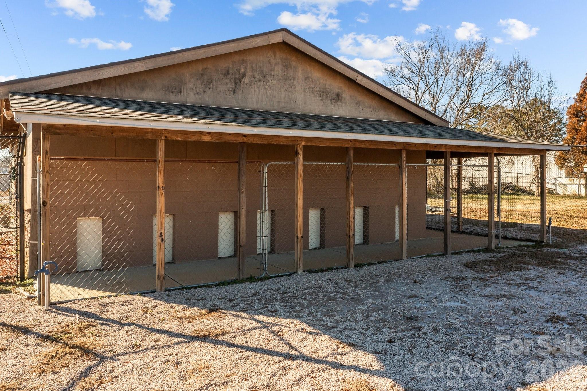 814 E Mills Drive Property Photo 16