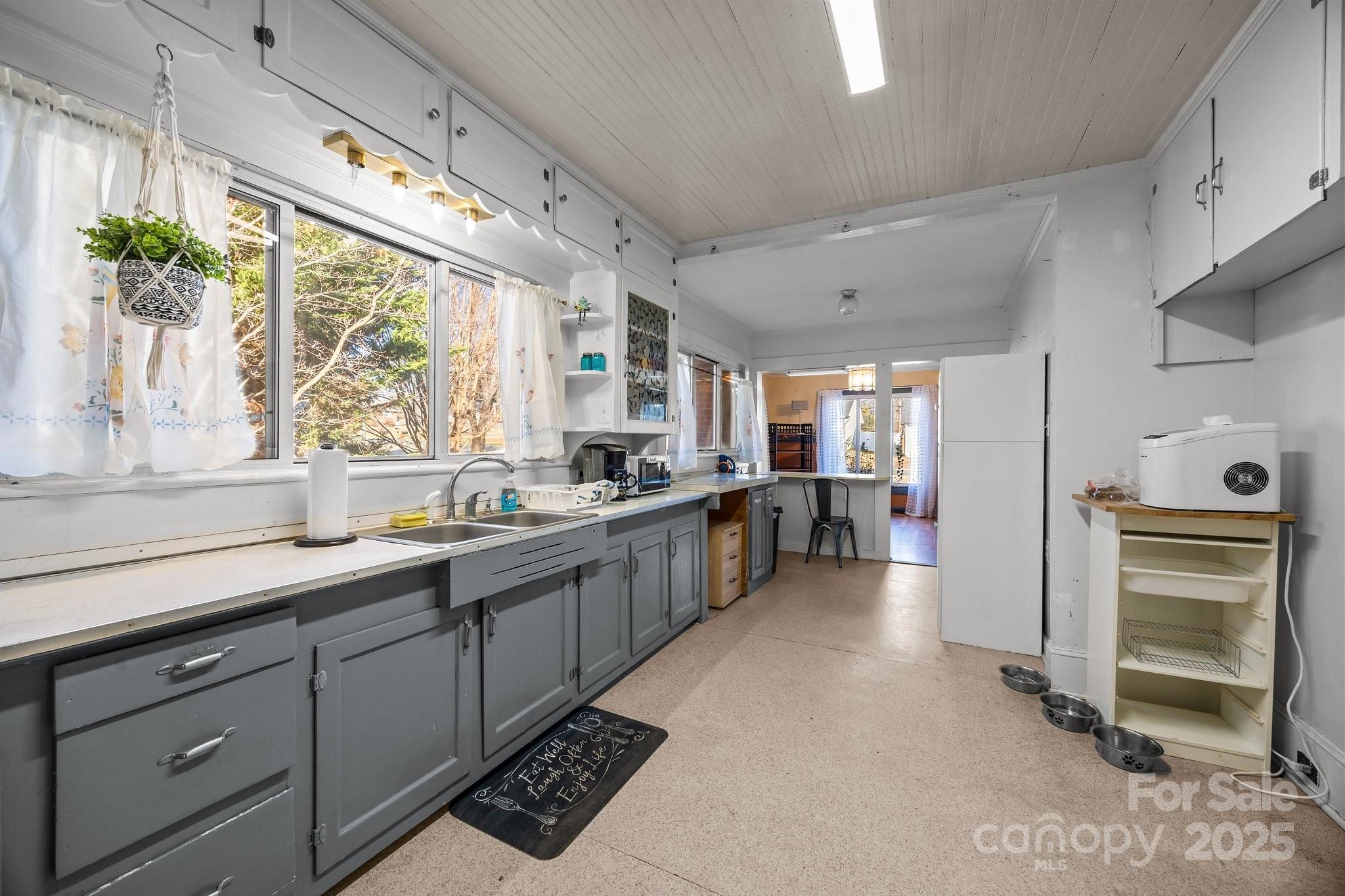 814 E Mills Drive Property Photo 36