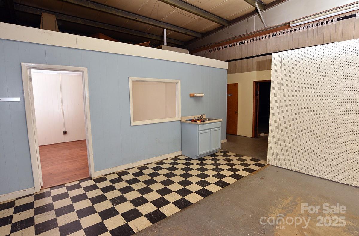 1303 S Salisbury Avenue Property Photo 9