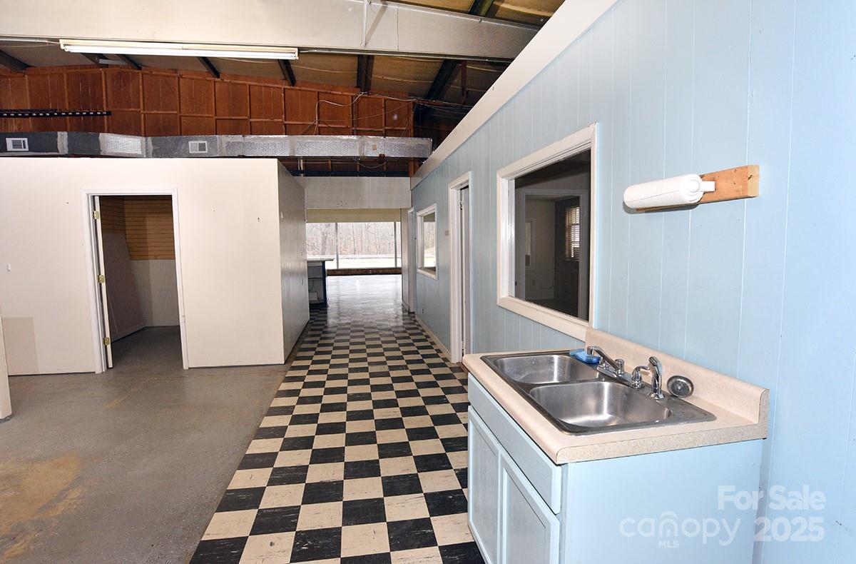 1303 S Salisbury Avenue Property Photo 10