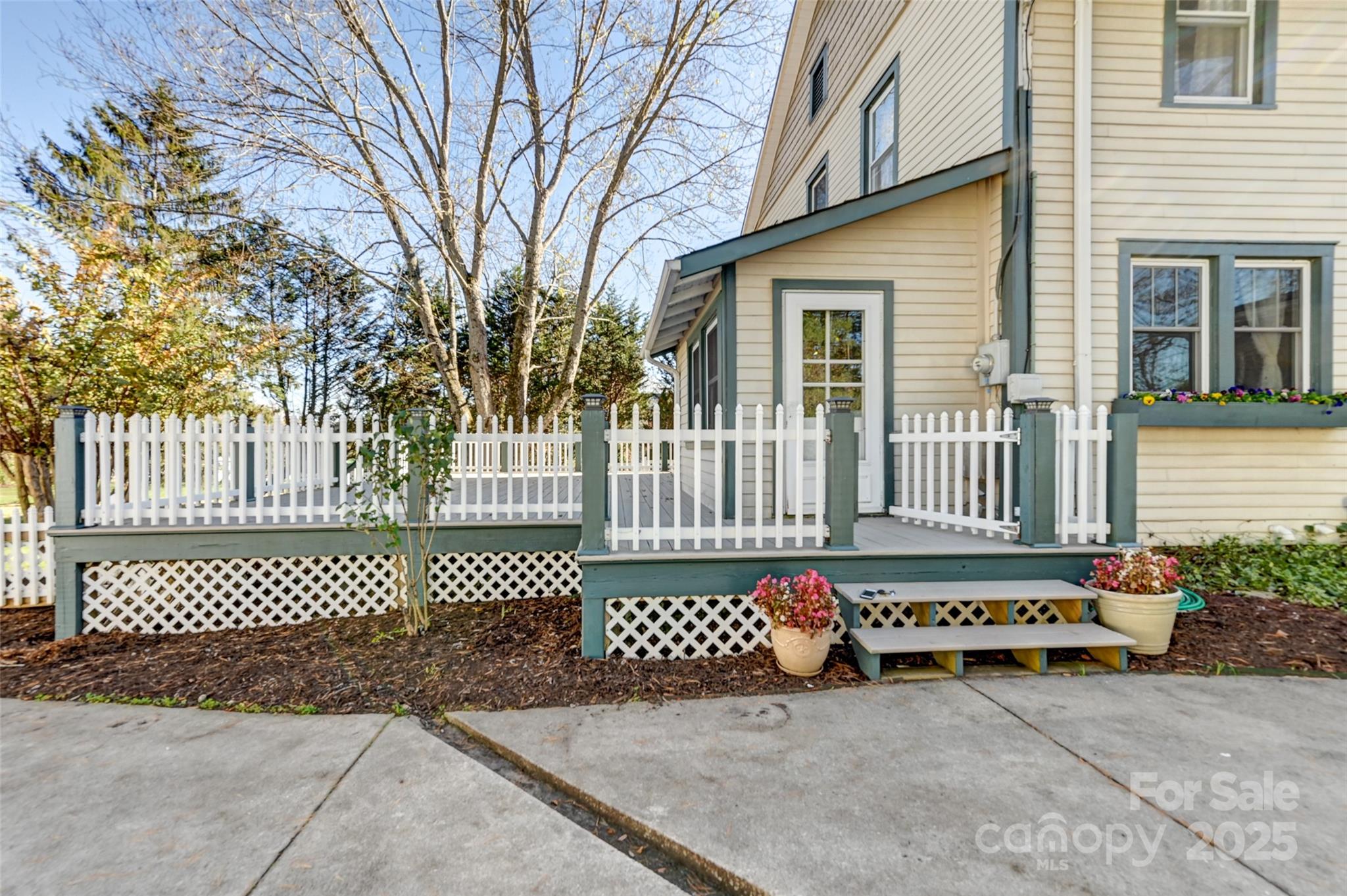 66 And 68 Lamplighter Lane Property Photo 8