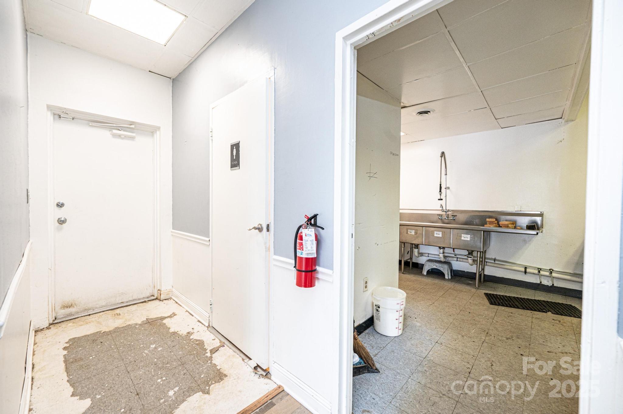 2902 & 2906 Springs Road Property Photo 25