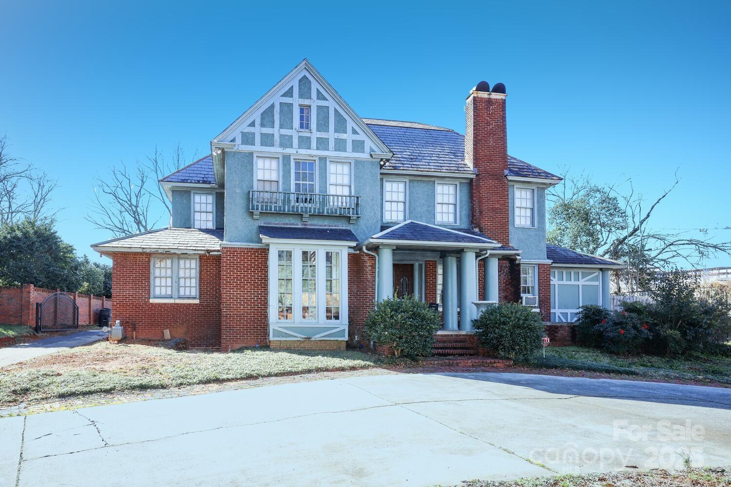1024 Queens Road Property Photo