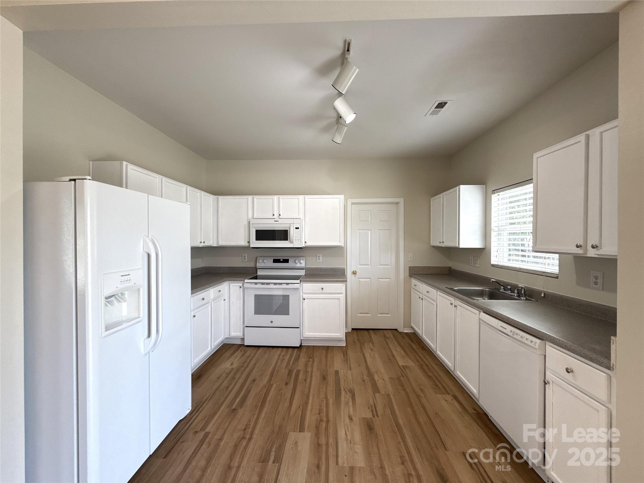 9402 Darwick Street Property Photo 6