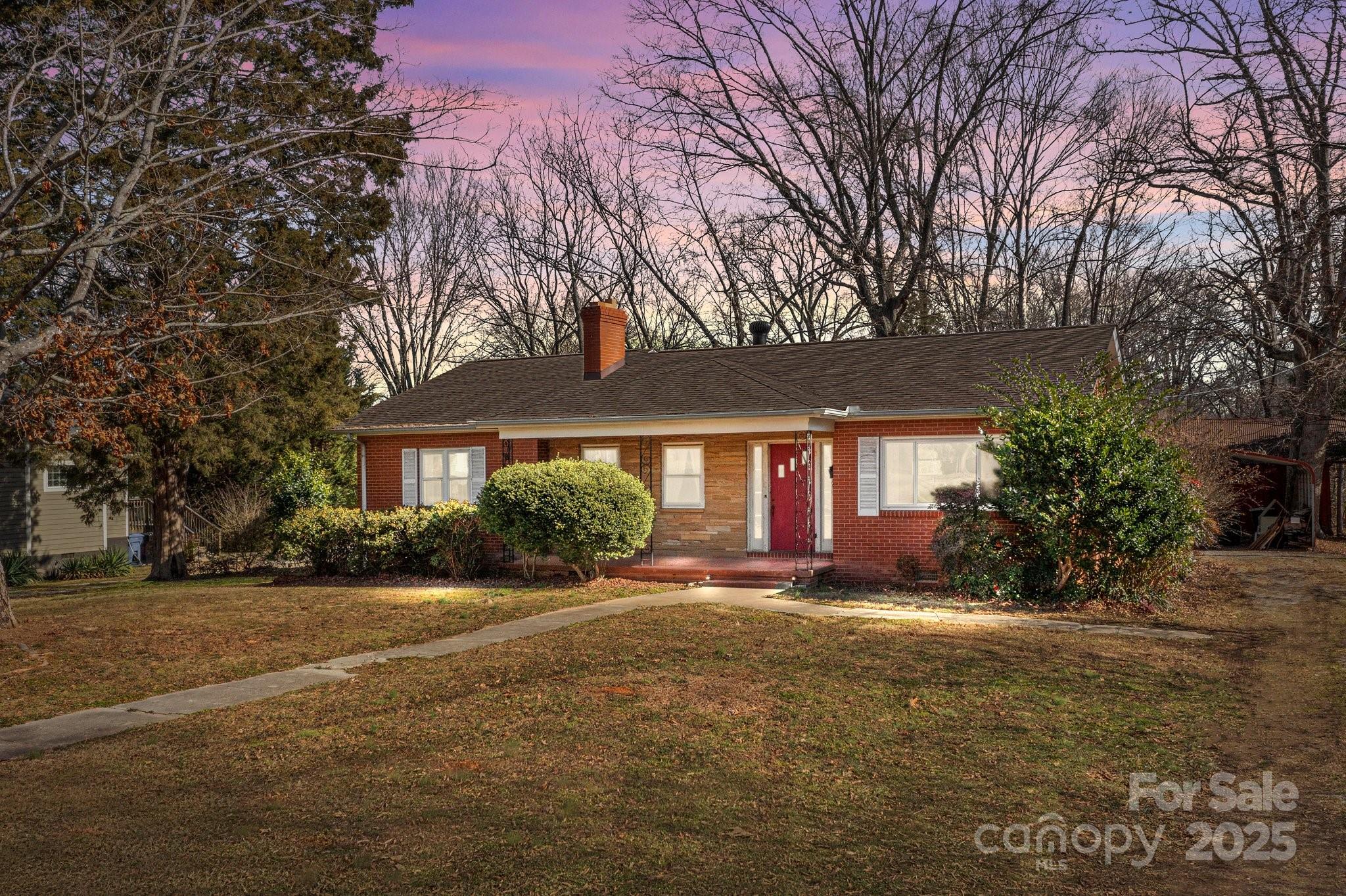 147 W Mcneely Avenue Property Photo