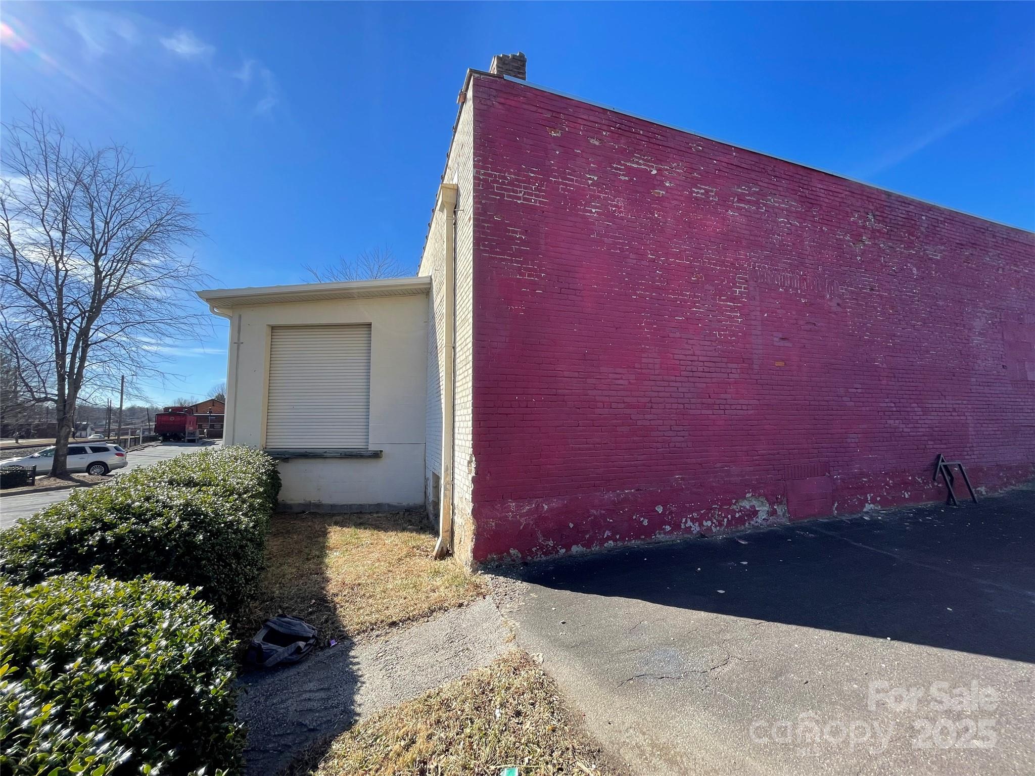 95 W Henderson Street Property Photo 6