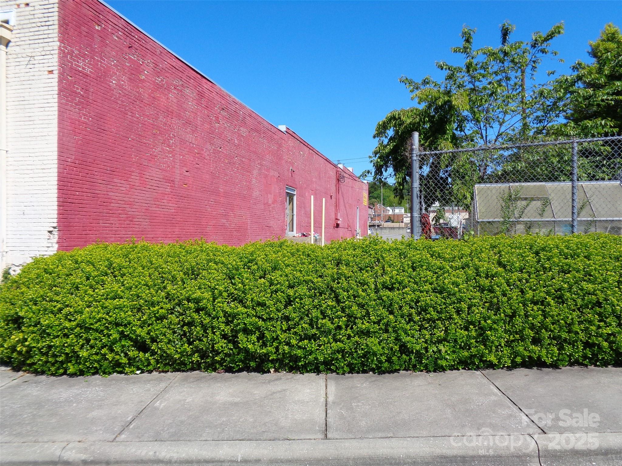 95 W Henderson Street Property Photo 8