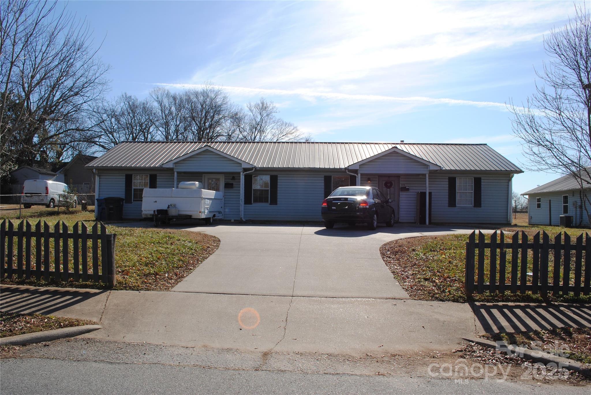 723/725 N Lee Street Property Photo