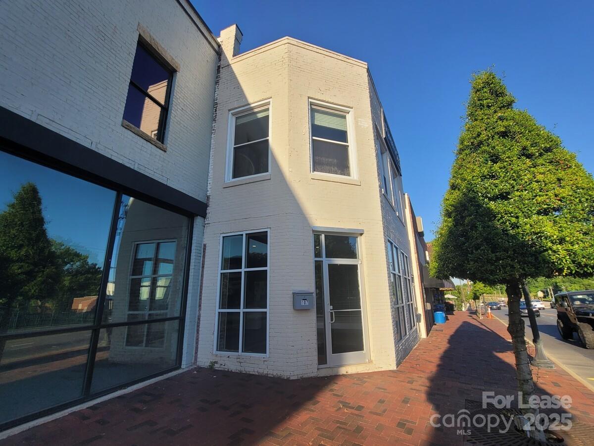 109 E Charlotte Avenue Property Photo 1